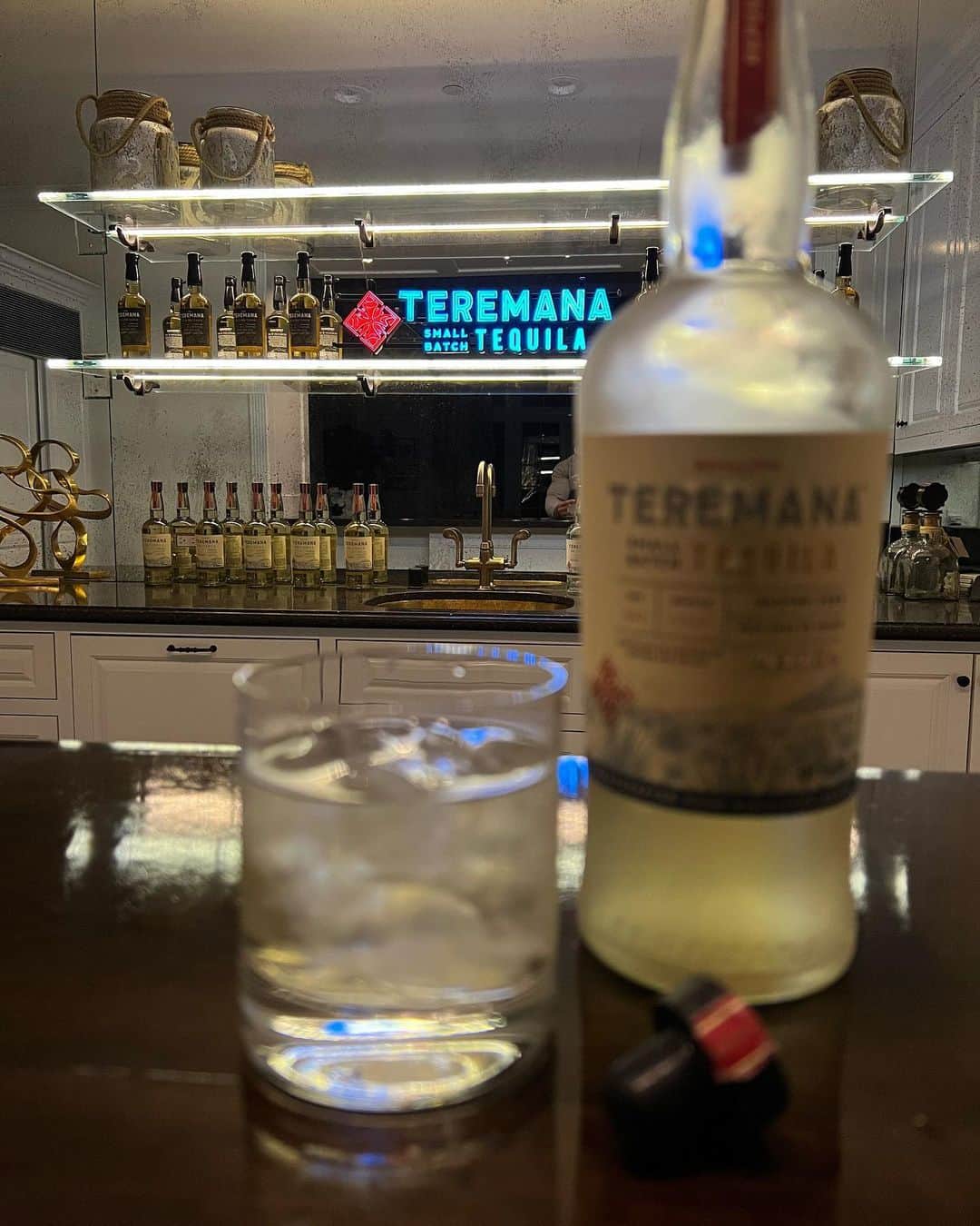 ドウェイン・ジョンソンさんのインスタグラム写真 - (ドウェイン・ジョンソンInstagram)「It’s OFFICIAL & UNPRECEDENTED.   Our @teremana has sold over 600,000 nine-liter cases in 2021, making it the FASTEST GROWING TEQUILA IN THE HISTORY OF ALL SPIRITS.   THANK YOU for making Teremana your #1 tequila and Tequila of the Year!🥇   For some context on why Teremana’s 600,000 cases sold is “holy shit” news/  George Clooney’s Casamigos Tequila was selling about 170,000 cases when it was acquired by Diageo for $1 Billion dollars.   Teremana selling 600,000 cases in just ONE YEAR, really puts this growth into extraordinary perspective.   It’s truly unprecedented and it’s all because of YOU ~ my MANA OHANA ~ THANK YOU!!   Thank you to our global distribution partners, Mast Jäegermeister for their commitment and aligned vision in making Teremana Tequila a true GLOBAL TEQUILA BRAND.   Salud’ to highest in quality and best in taste!   ~ dj 🥃 founder  teremana tequila  #legacy」1月6日 17時44分 - therock