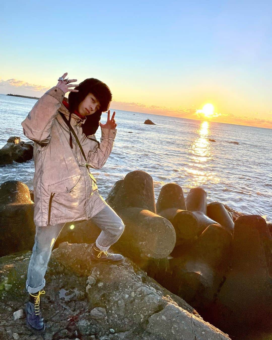 YOSHI（よし）のインスタグラム：「人生で初めて初日の出に行って来た、本当に日々へこんだり悲しい感情になったりする事が多い中で太陽が上がってきてあまりにも綺麗すぎて全てが吹き飛んだ気がした、今まであんまり自然の良さを分かってなかったけど分かった気がするし、自分には必要な物だなと感じた、そして単純に太陽が上がって来た時に俺が思ったのは、どんなにネガティブでもどんなに凹んでる状態でも、本当に小さな光さえあればそのネガティブの心に光を刺す事ができると言う事、よーし！今年は絶対いい年にするからな、俺宜しくな！  😎😎😎」