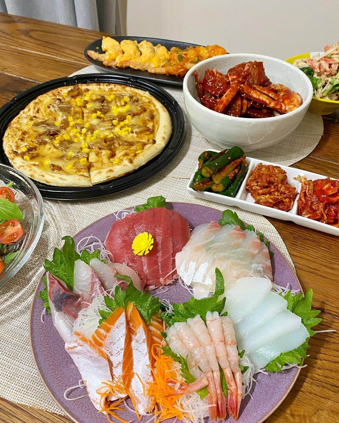 川島菜月のインスタグラム：「. . . 大晦日からお正月にかけて 食べたものを今更載せます💁‍♀️ . @rasho_yoshikawaminami  のケジャンうま過ぎてまた頼む！ まじでおすすめ✨ . #パーティー料理　#手料理　#晩御飯　#cooking」