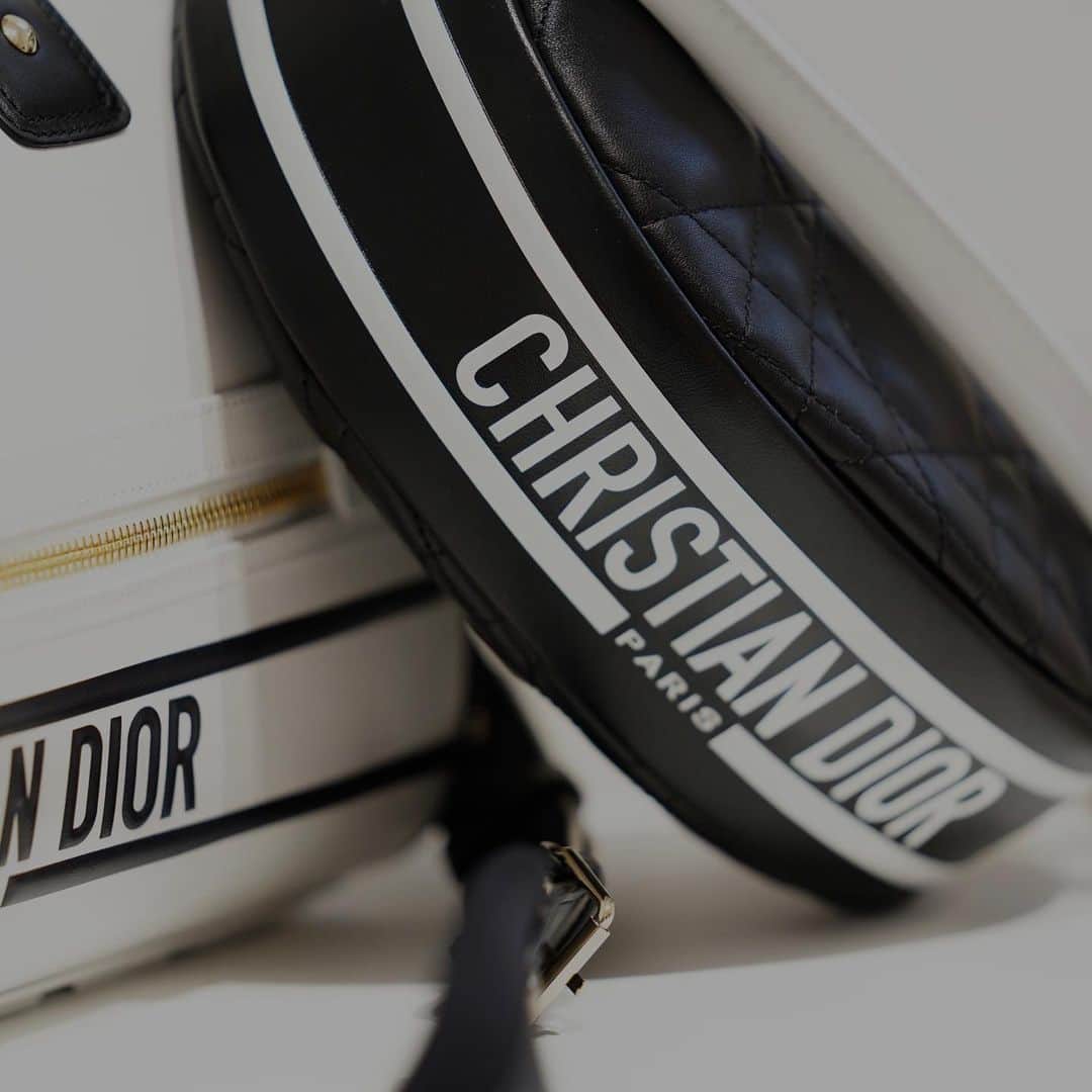 三吉彩花さんのインスタグラム写真 - (三吉彩花Instagram)「-New Dior Vibe-  ブラック&ホワイトのバイカラーが印象的でスポーティな新作バッグ『Hobo Bag』  @dior  #DiorVibe」1月6日 18時04分 - miyoshi.aa