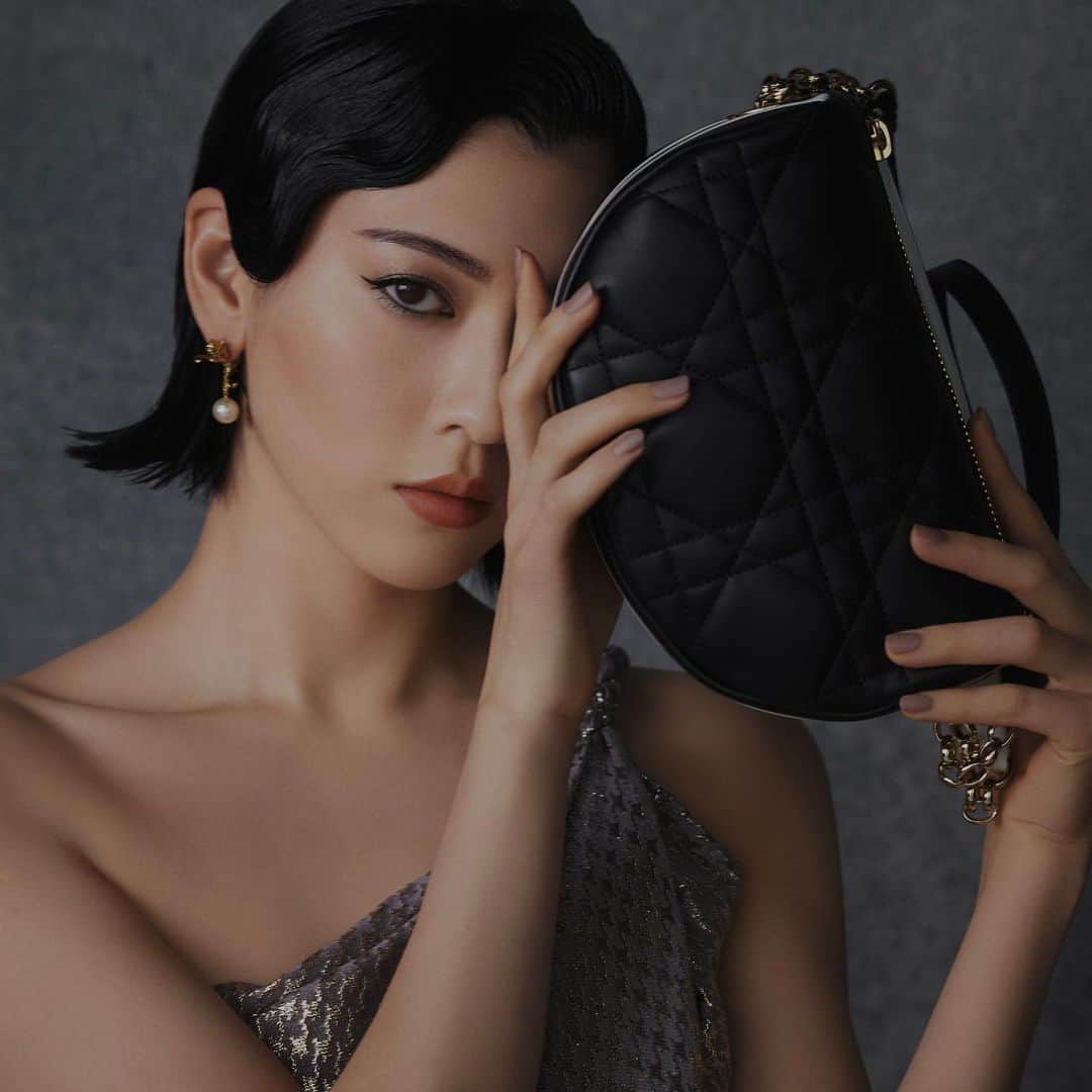 三吉彩花さんのインスタグラム写真 - (三吉彩花Instagram)「-New Dior Vibe-  ブラック&ホワイトのバイカラーが印象的でスポーティな新作バッグ『Hobo Bag』  @dior  #DiorVibe」1月6日 18時04分 - miyoshi.aa