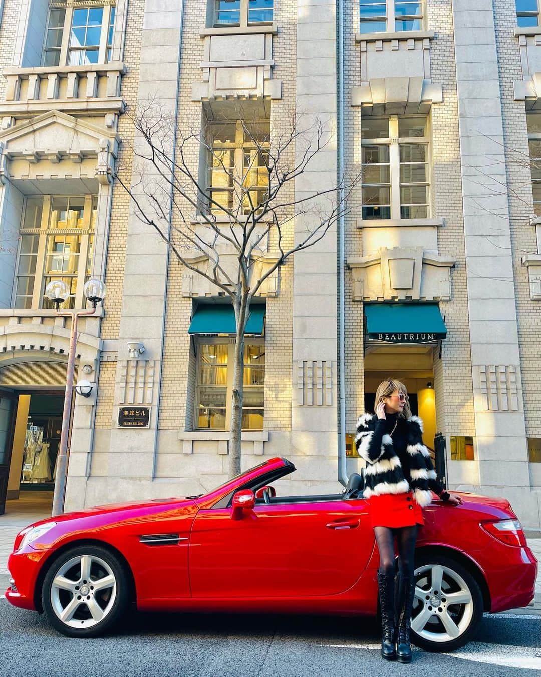 彩耶さんのインスタグラム写真 - (彩耶Instagram)「⭐︎⭐︎⭐︎ #愛車と私💓 ・ ・ お正月休み中、神戸大丸でお買い物ついでに🛍 居留地で撮ってもらったよ✨ ・ 洗車してもらったところで、気持ちいい〜❤️ ・ ・ ・ 冬場は ルーフを開けてドライブすることはほぼないけど、それでも やっぱりカブリオレタイプが好きなんですっ💕 ・ お天気良い日は最高ですからね☀️ 早くあったかくなんないかなぁ🧡 ・ ・ ・ ・ ・ ・ #カブリオレ #コンバーチブル #オープンカー #slk #mercedesbenz  #mercedes  #benz  #ベンツ #ベンツslk #愛車 #tbt #bmw #6シリーズ #カブリオレ #cabriolet #車 #車好き #car #conbertible #drive #ドライブ #車 #愛車 #車好きな人と繋がりたい #kobe #神戸 #旧居留地 #元町 #居留地」1月6日 18時16分 - 3aya11
