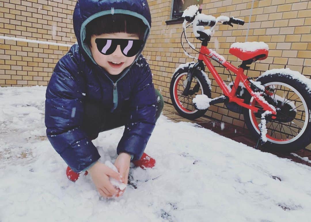 安田美沙子さんのインスタグラム写真 - (安田美沙子Instagram)「冬休み最後の日に雪☃️❄️  寒いから「雪遊びしようー」と言われてもしばらく渋ってたけど。。  こんな積もったら遊びたいよね。その気持ちも分かる☺️  絶対楽しいし、冷たいのも刺激になる。明日にはなくなるかもだし。。。よし！  お風呂を溜めて、防寒して繰り出しました❄️  こんな笑顔🤍雪合戦でめちゃくちゃ当てられたけど。。 雪だるまも手が痛かったけど、心が満足したのが伝わりました。  新学期、ともにがんばろう🌈  #雪　#雪合戦　#雪だるま #お風呂に直行　#冬休み #mama #boys #brothers #funtimes #smile #snow」1月6日 18時16分 - yasuda_misako