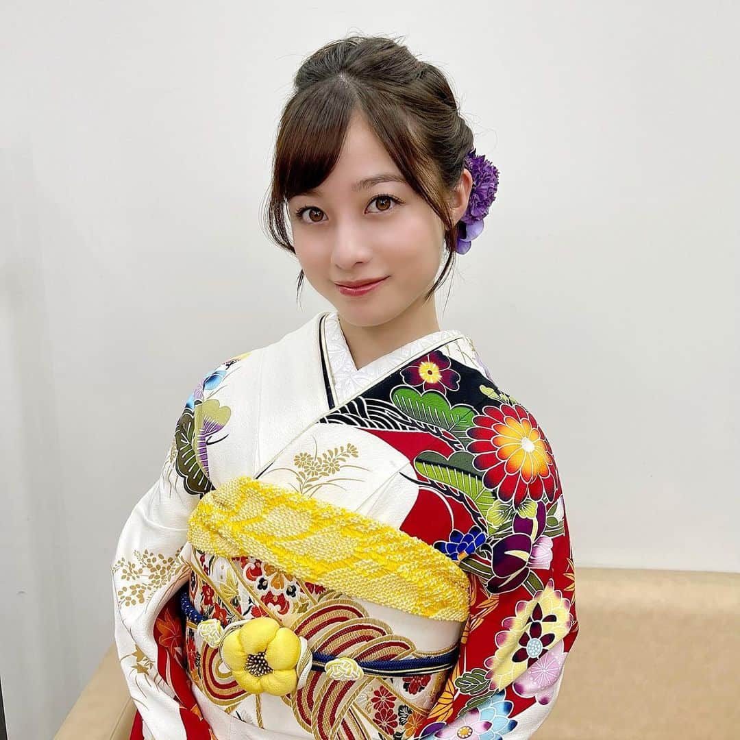 橋本環奈のインスタグラム：「明けましておめでとうございます🎍 本年もよろしくお願い申し上げます。  今日は住宅情報館のオフショットをシェアします！  そして、明日19時からは「沸騰ワード10」に出演します。 是非ご覧ください。  #橋本環奈 #橋本環奈2022 #橋本環奈マネージャー #住宅情報館」