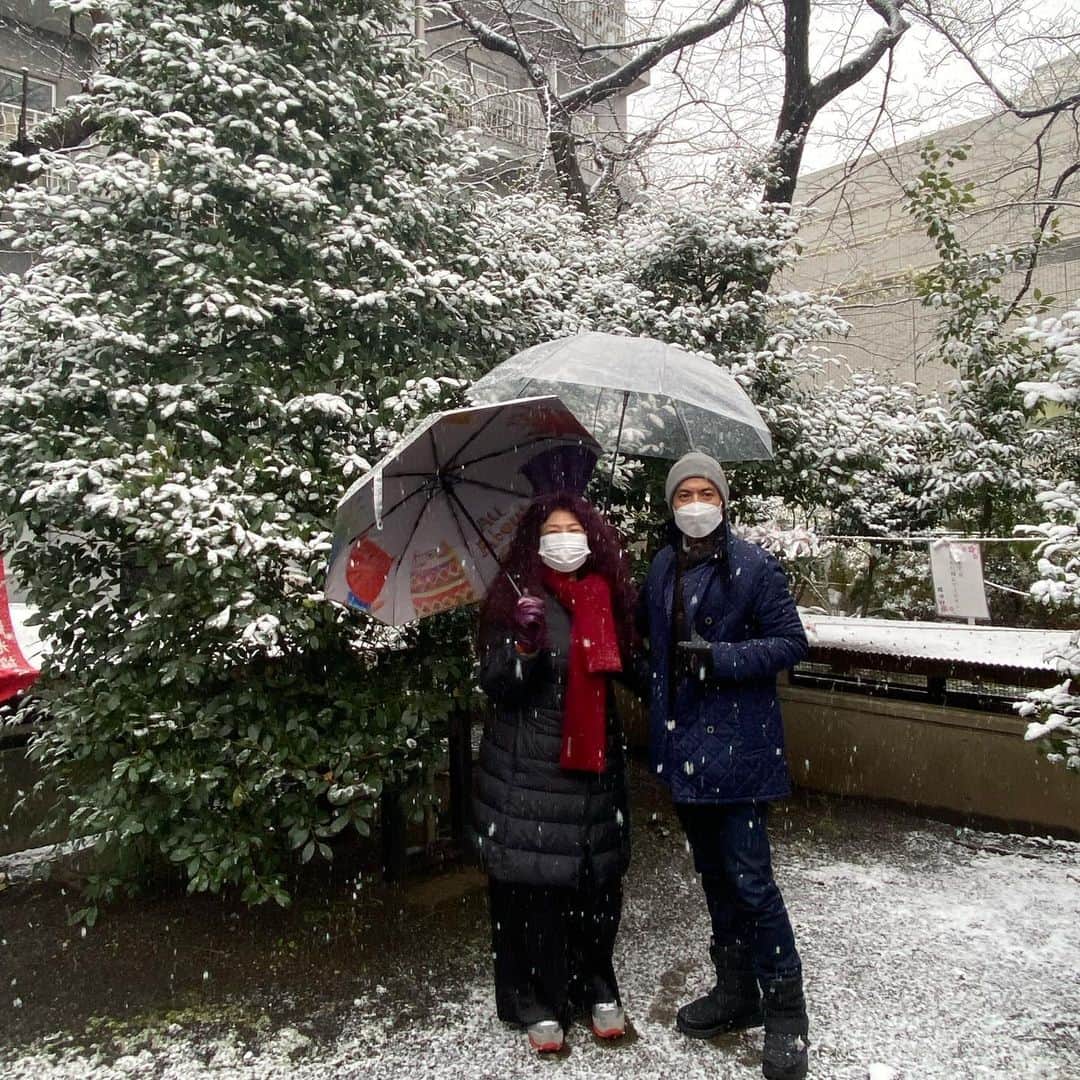 久保田利伸のインスタグラム：「明けましておめでとうございます🎍🎉 本年もよろしくお願い致します🙇‍♂️✨  毎年恒例の参拝でした☃️  #久保田利伸  #仕事始め  #どんなポーズよ😂😂  #おみくじももちろん引きました  #珍しく雪の中での初詣雪❄️」