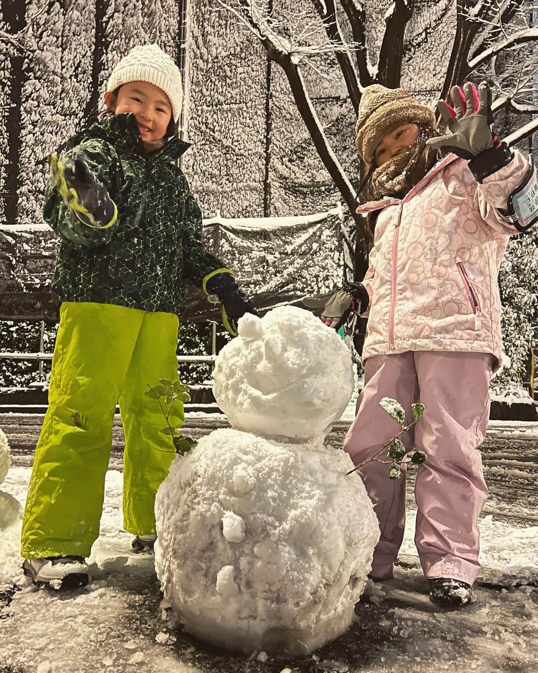 ユージさんのインスタグラム写真 - (ユージInstagram)「東京でも雪が降ったので娘たちと雪だるま作ってきました☃️ただパパの手袋が見つからなくて、素手で作ったから手の感覚がないぉ🥰この文章を打つのもとっても時間がかかったぉ🥺  みんな転ばないように気をつけてね❗️車もね🚗😊」1月6日 18時35分 - yujigordon