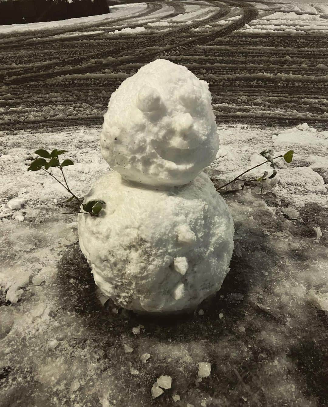 ユージさんのインスタグラム写真 - (ユージInstagram)「東京でも雪が降ったので娘たちと雪だるま作ってきました☃️ただパパの手袋が見つからなくて、素手で作ったから手の感覚がないぉ🥰この文章を打つのもとっても時間がかかったぉ🥺  みんな転ばないように気をつけてね❗️車もね🚗😊」1月6日 18時35分 - yujigordon