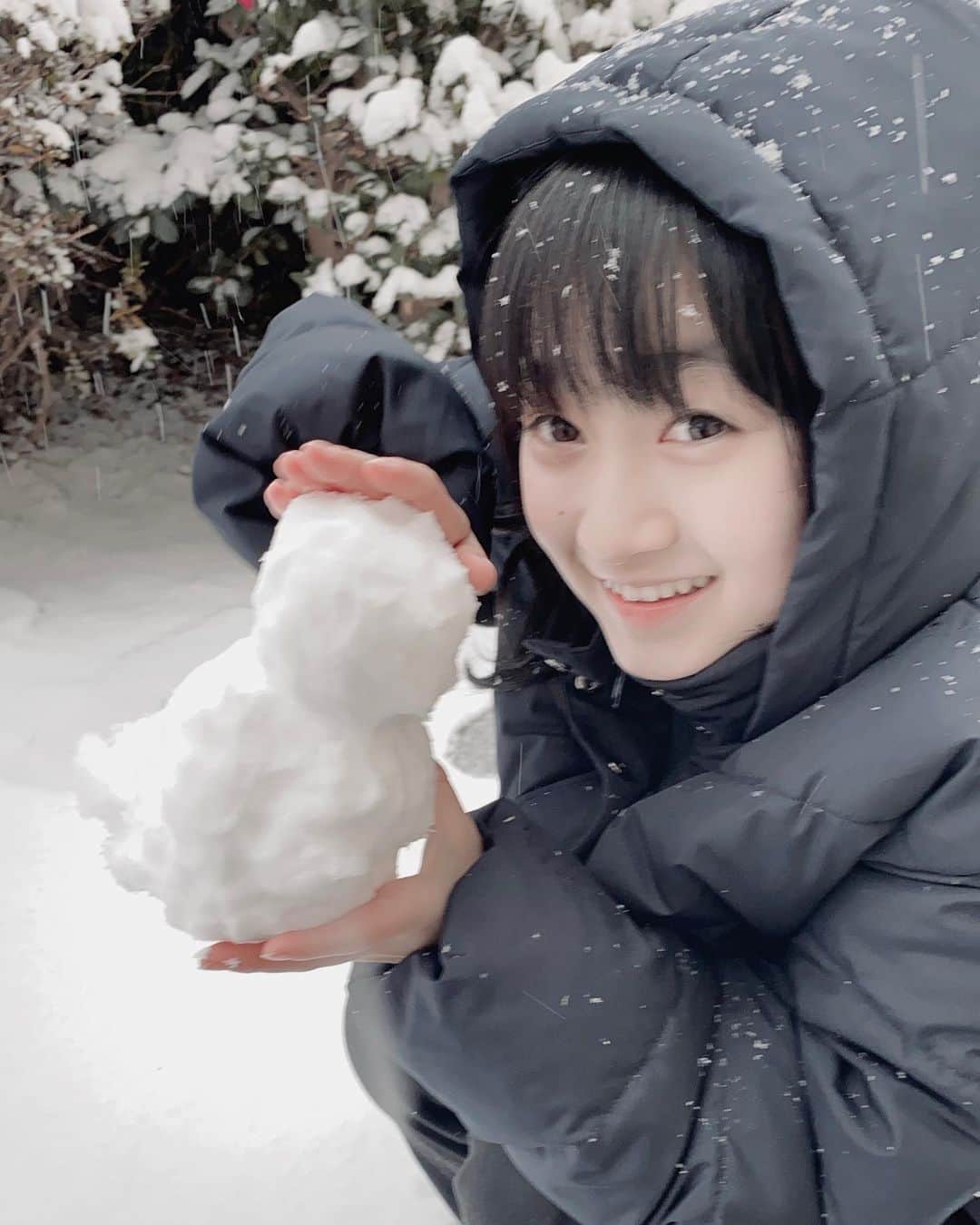 横溝菜帆さんのインスタグラム写真 - (横溝菜帆Instagram)「.  雪が降ってびっくり😳  雪が積もると、 どうしても雪だるまを作りたくなってしまいます⛄️  雪だるまもニコニコです☺️  #雪だるま」1月6日 18時33分 - y_naho_te