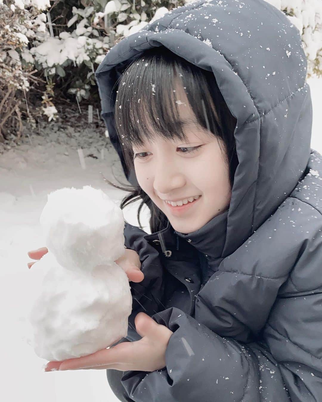 横溝菜帆さんのインスタグラム写真 - (横溝菜帆Instagram)「.  雪が降ってびっくり😳  雪が積もると、 どうしても雪だるまを作りたくなってしまいます⛄️  雪だるまもニコニコです☺️  #雪だるま」1月6日 18時33分 - y_naho_te