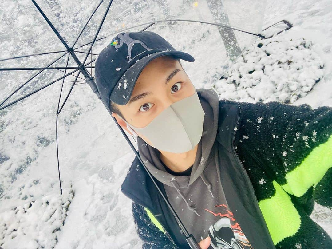 小澤亮太のインスタグラム：「東京は雪☃️  滑ります⛸  気をつけてね❄️  ジム行ってきます💪  #雪 #滑る #ジム」