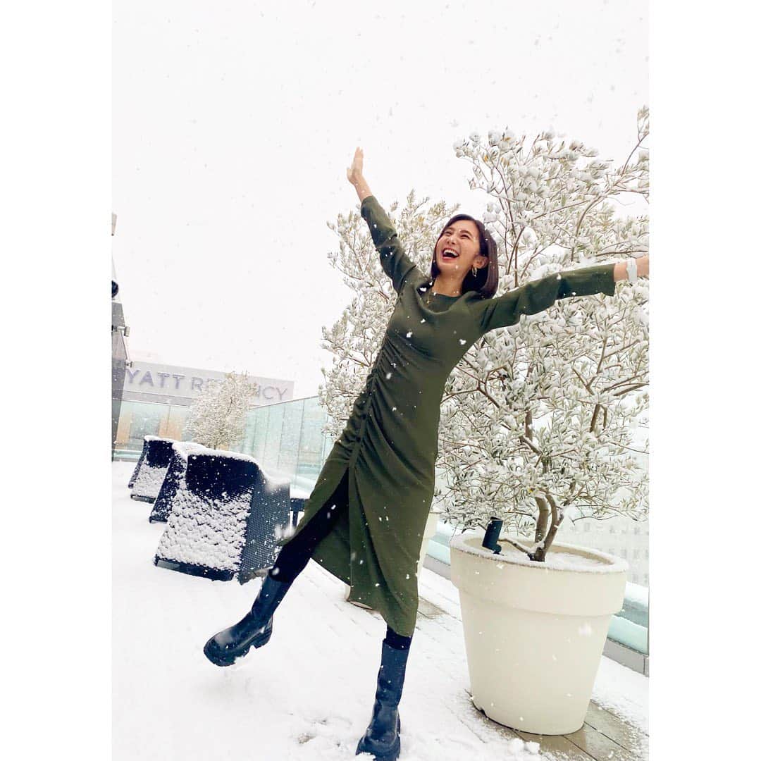 近藤夏子さんのインスタグラム写真 - (近藤夏子Instagram)「.   収録前にはパラつく程度の雪でしたが 終わってみると積もってました〜😳 わーーいっ😆 何歳になっても雪を見るとテンション上がります❣️  　 今日も 「辰巳琢郎の勝手にコンシェルジュ」 収録のためハイアットリージェンシー東京ベイ🤍 雪景色のホテルも素敵でした💕  新年１回目の収録。 大好きなスタッフの皆さんと会えて元気出た〜✨  　 　 #雪 #ハイアットリージェンシー東京ベイ #辰巳琢郎の勝手にコンシェルジュ #hyattplacetokyobay」1月6日 18時41分 - kondokako0804