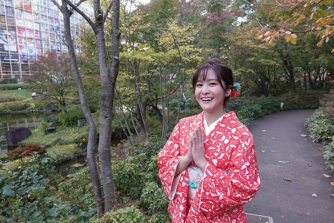 林美桜さんのインスタグラム写真 - (林美桜Instagram)「きもの待ち受け配信中です! 毛利庭園、今日はすっかり雪景色でした🌨 真っ赤なお着物❣️ 素敵に撮っていただいたので、ぜひご覧いただけたら嬉しいです。 プロフィールのURLから飛んでみてくださいね‼️   衣装協力　小紋屋　高田勝 @komon_ya   #きもの#着物#着物ヘア#赤#red #雪#雪景色#アナウンサー#東京」1月6日 18時56分 - miou0hayashi