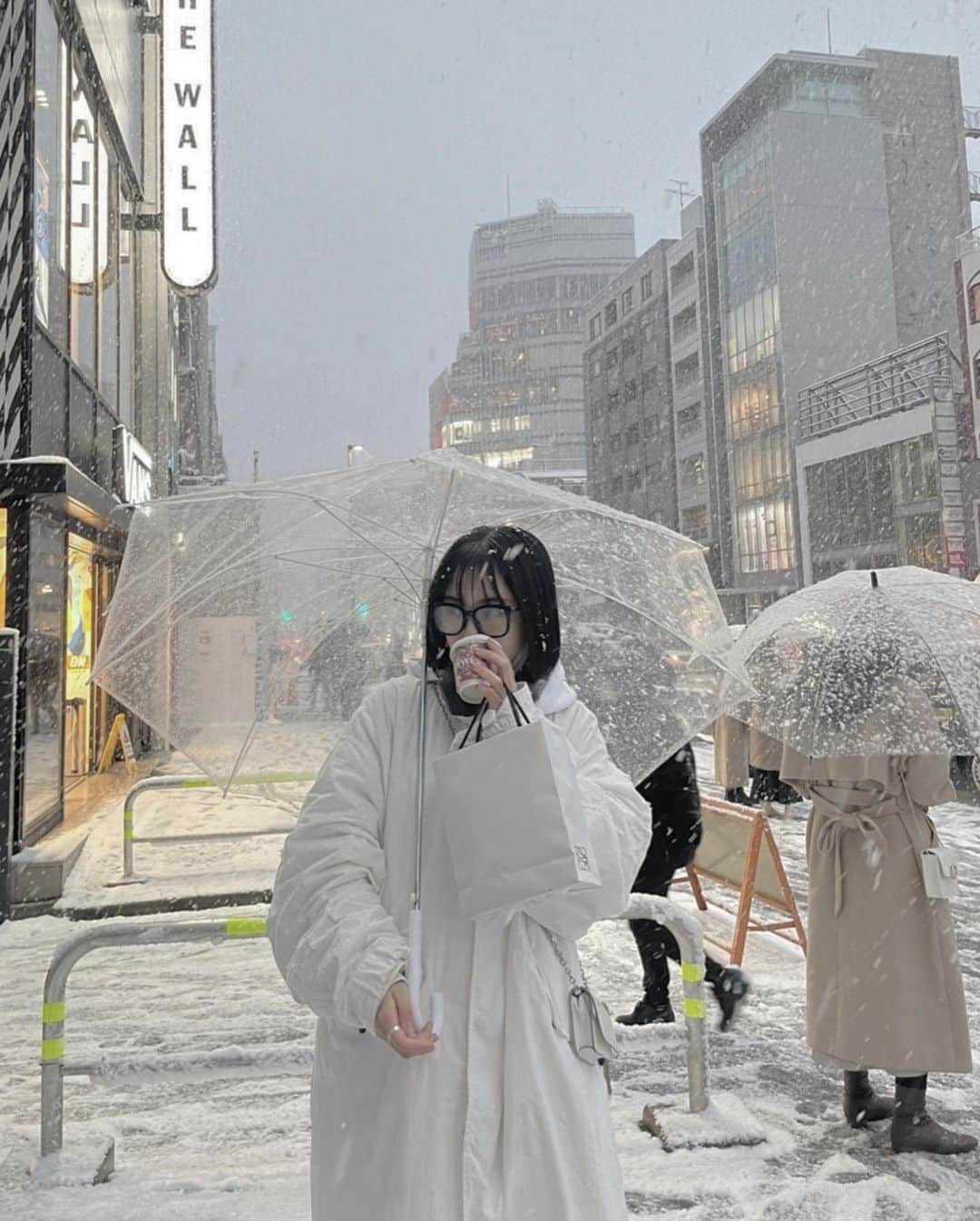 なえなのさんのインスタグラム写真 - (なえなのInstagram)「東京でも雪がっ！🌨 なんだかわくわくして楽しい日でした〜 そしてロエベと千と千尋の神隠しのコラボ！ 1月7日〜1月16日の10日間限定で原宿でポップアップを開催するみたいです☃️  #ロエベ #LOEWE  #ロエベとジブリ #loewespiritedaway」1月6日 19時12分 - naenano0114