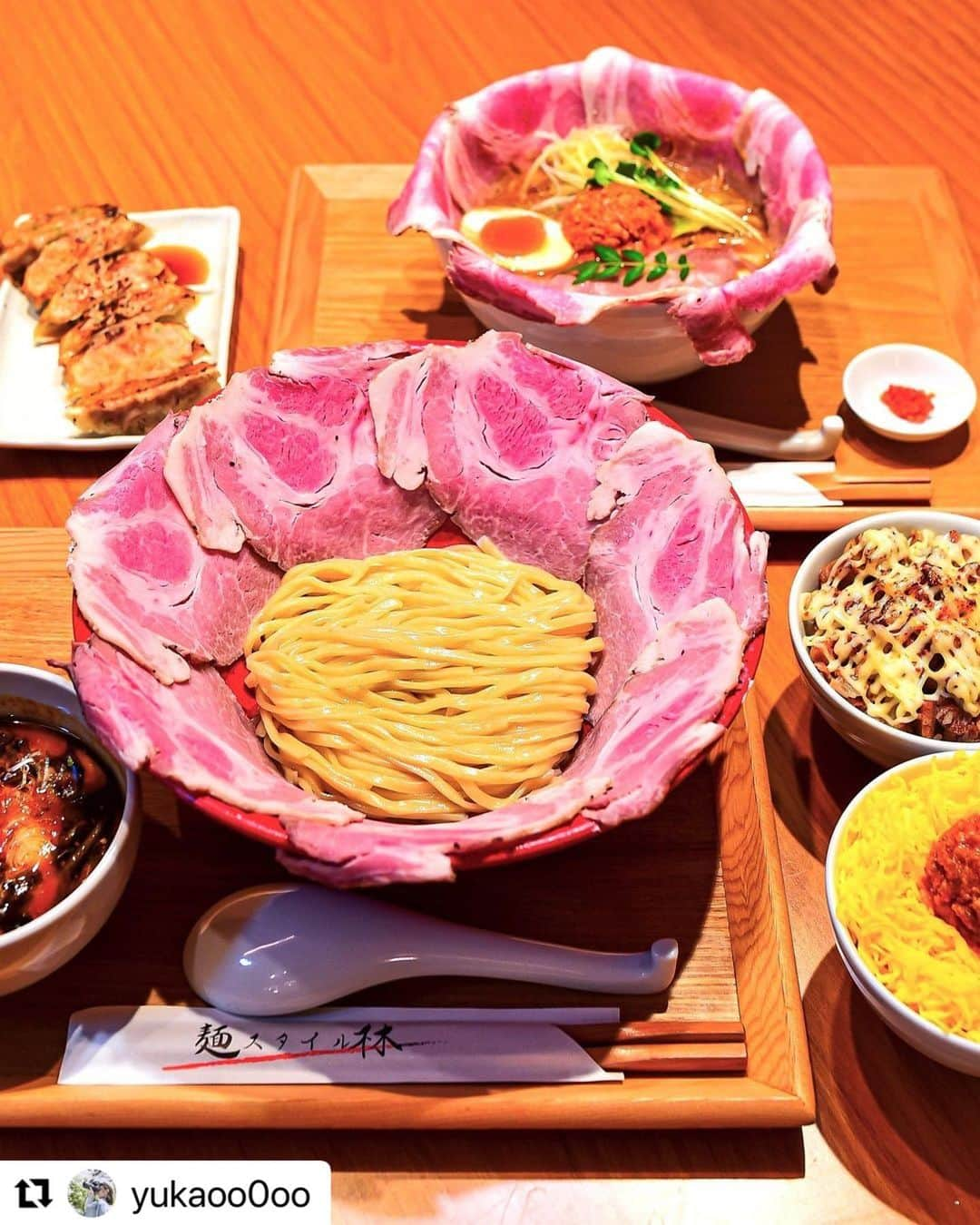 aumoグルメのインスタグラム：「. 🍜✨肉まみれスタイル味噌つけ麺 . 濃厚な味噌スープとモチモチの麺がたまらない❤︎ チャーシューの花びらは写真映えにも🙆‍♀️ . 写真提供 : @yukaoo0oo さん、素敵なお写真をありがとうございました♡ . . 店名：『麺スタイル林』 ぜひ訪れてみてくださいね。 . . あなたが撮影したベストグルメpicに 「#aumoグルメ」を付けて教えて下さいっ☺︎ あなたの投稿が紹介されるかも♪ . aumoアプリは毎日配信！おでかけや最新グルメなどaumo読者が気になる情報が満載♡ ダウンロードはプロフィールのURLから🌷 (iPhone&Android版) . #aumo #aumoグルメ #東京 #大阪グルメ #大阪ラーメン #大阪ランチ  #関西グルメ #都島グルメ #都島ラーメン #都島ラーメン #肉まみれスタイル味噌つけ麺 #つけ麺 #ラーメン #ラーメンインスタグラマー #グルメ旅 #グルメ女子」