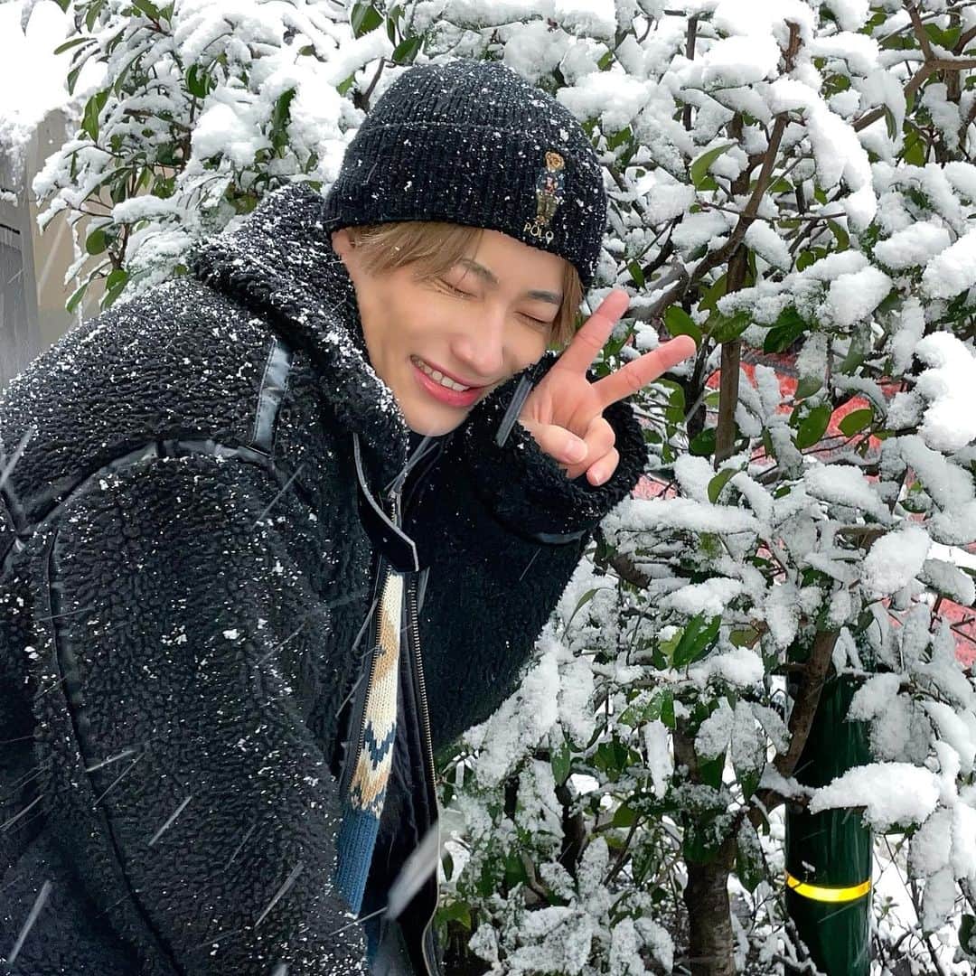 白金倫太郎のインスタグラム：「東京初雪‼️ テンション上がる⤴︎⤴ 積もれ積もれ〜❄⛄ ・ ・  #7min」