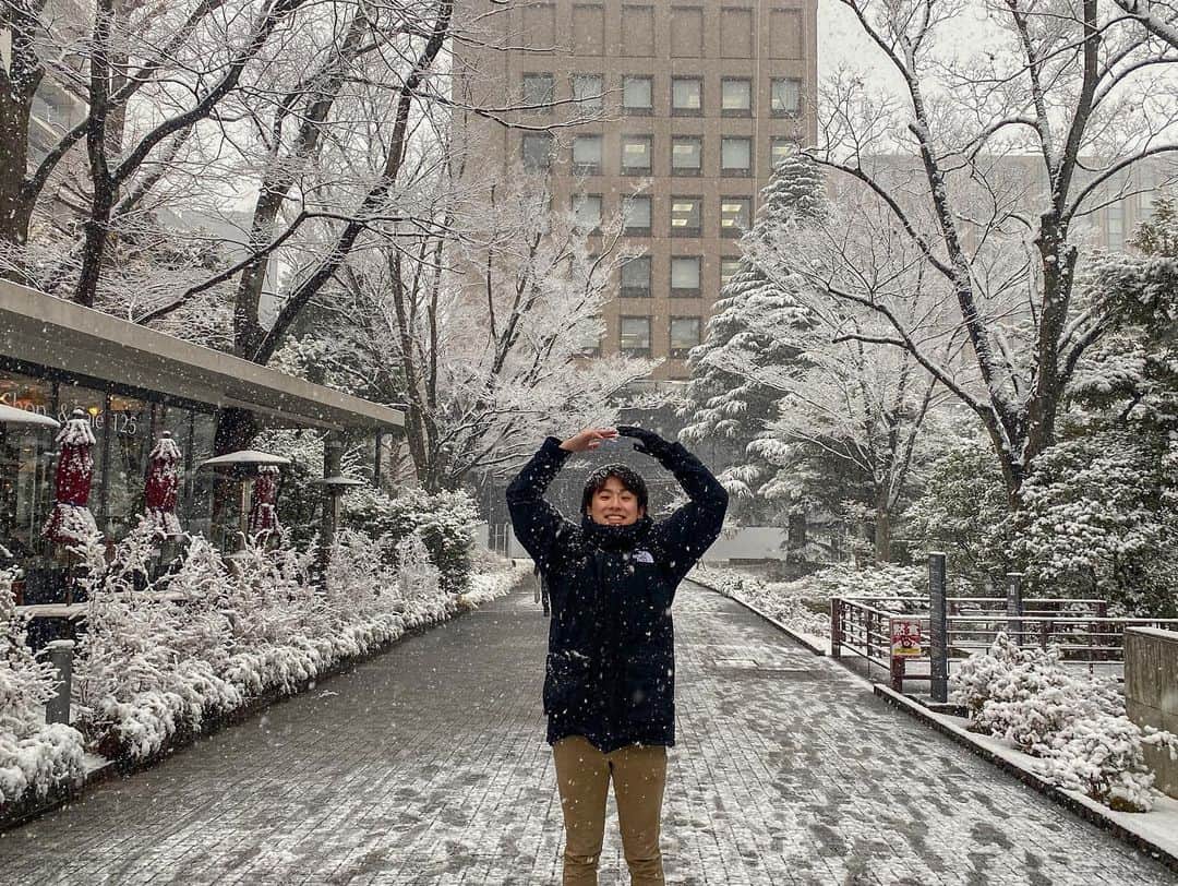 山下智央さんのインスタグラム写真 - (山下智央Instagram)「Salju pertama kalinya di Tokyo tahun inI⛄️  Alasannya aku tersuka musim dingin adalah turun salju! Waktu turun salju, pemandangan menjadi indah banget✨Meskipun pohon normal, waktu salju menjadi gaib.   Dan karena kampus waseda menjadi indah banget hari ini, aku tiba-tiba bikin video wkwk😅Kontennya adalah memperkenalkan pemandangannya kampus waseda waktu turun salju. Meskipun dingin banget aku semangat jadi silakan nonton video wkwk🤩 Aku bakal mengupload di channel aku “Tomohiro Yamashita Channel” jadi jangan lupa cek ya🔥  #nihongomantappu #mantappujiwa #wasedaboys #saljubanget」1月6日 19時36分 - tomoyama32