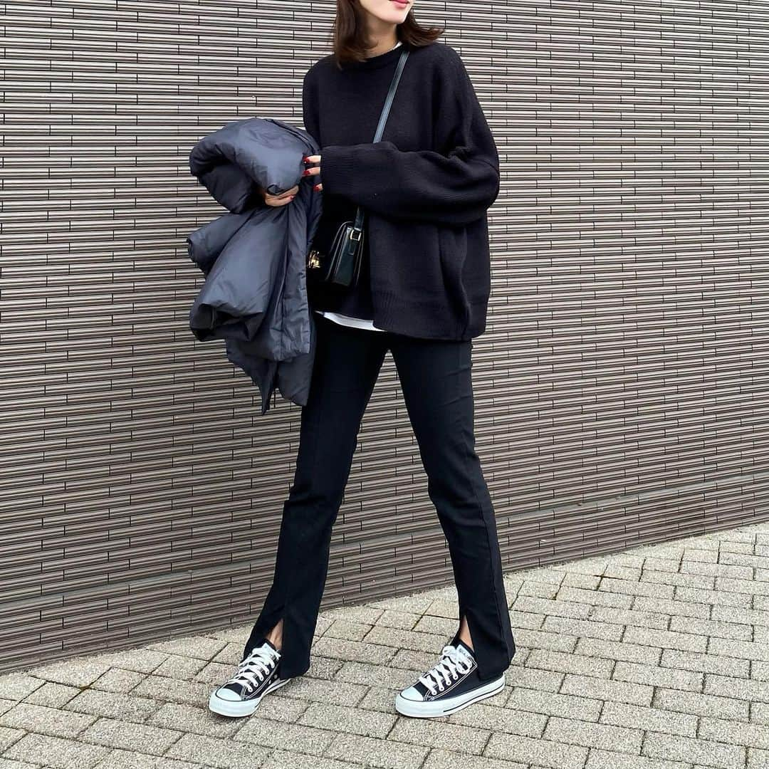 Nagiさんのインスタグラム写真 - (NagiInstagram)「𝙱𝚕𝚊𝚌𝚔🖤  tops. #kaleno bottom. #kobelettuce  bag. #celine  shoes. #converse   . . #today#code#ootd#outfit#fashion#今日の服#コーデ#ファッション#カジュアル#大人カジュアル#スニーカー」1月6日 19時45分 - nagina001