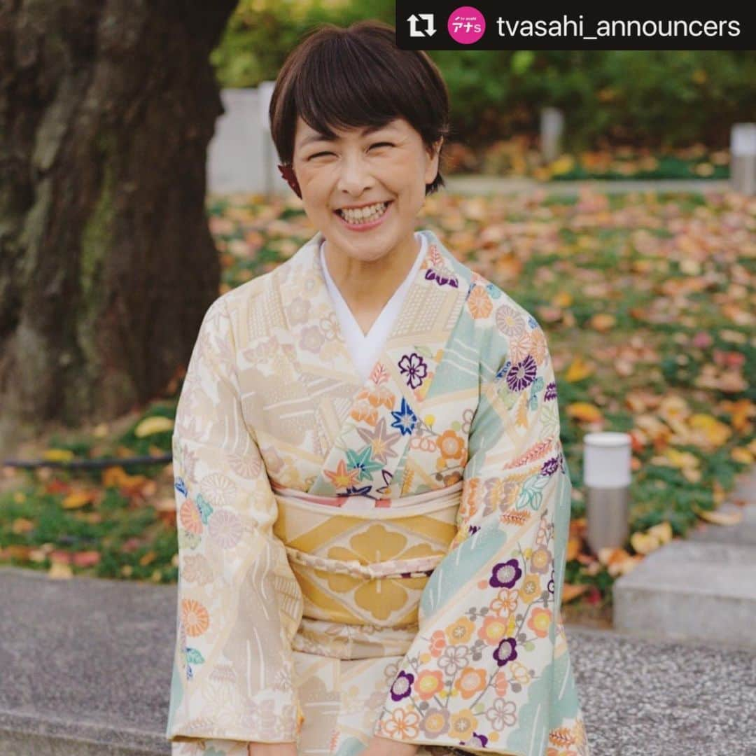 萩野志保子さんのインスタグラム写真 - (萩野志保子Instagram)「#Repost @tvasahi_announcers with @make_repost アナウンス部アカウントより きもの壁紙ダウンロードurl #プロフィールから飛べます こちらは矢島アナウンサーによるオフショット。ありがとう☺︎ ・・・ きもの待ち受けオフショット　第５弾 萩野さんのオフショットは、とびっきりの笑顔を選びました。 こちらまで楽しくなってきちゃう！ この小紋は源氏物語の「垣間見」というシーンを モチーフにしているのだそう。（矢島）  衣装協力　小紋屋　高田勝 #きもの #tvasahi #アナウンサー #kimono #萩野志保子」1月6日 19時47分 - shihoko_hagino