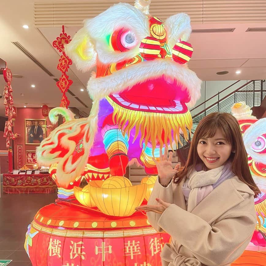 川又智菜美のインスタグラム：「あけましておめでとうございます🎍🤍 ⁡ 2022年だ〜🐯 本年もよろしくお願いいたします🙇‍♀️ ⁡ 今年はどんな一年になるんだろうなぁ？🌈 年の初めはワクワクします✨ ⁡ 皆さんにとって幸せがいっぱいの2022年になりますように😍 ⁡ 写真はこの間中華街に行った時のもの😋 獅子たちが踊って祝う場面を表しているそうです❣️ おめでたいなぁと思い記念に撮ってもらいました💗 ⁡ #2022年 #新年 #あけましておめでとうございます #happynewyear」