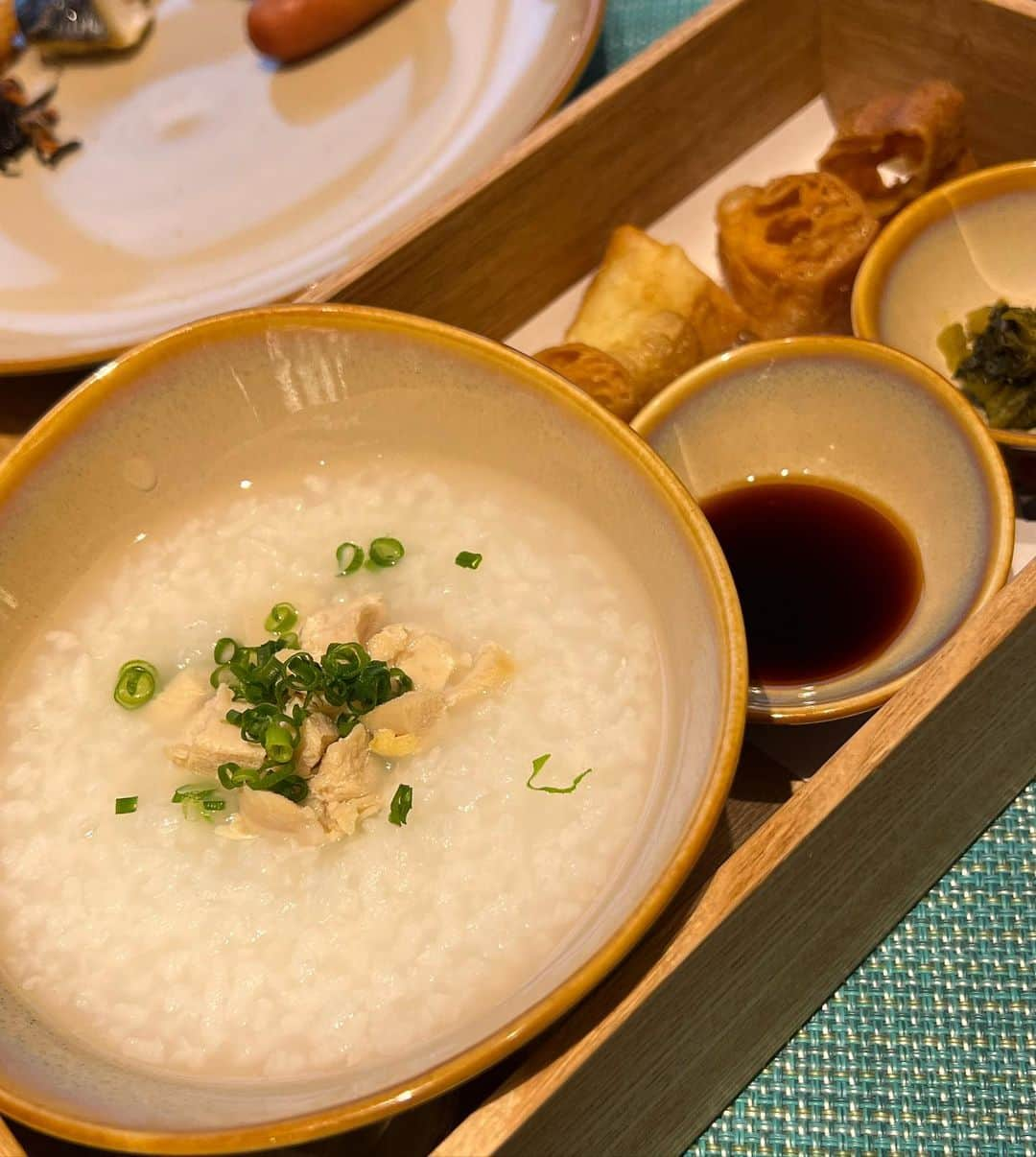 甘糟記子さんのインスタグラム写真 - (甘糟記子Instagram)「引き続き朝食もエレメンツ！  玉子料理選べるんだけど、エッグベネディクト美味しかった〜\(//∇//)\  あとね、デニッシュがバリバリでたまらんかったよ〜╰(*´︶`*)╯♡  座ってると焼きたてのアップルパイやスムージーも持ってきてくれて、朝からモリモリ美味しくいただきました\(//∇//)\  #甘糟旅行九州#甘糟旅行#家族旅行#冬休み#大分#別府#インターコンチネンタル別府#エレメンツ#朝食」1月6日 19時53分 - norihey924