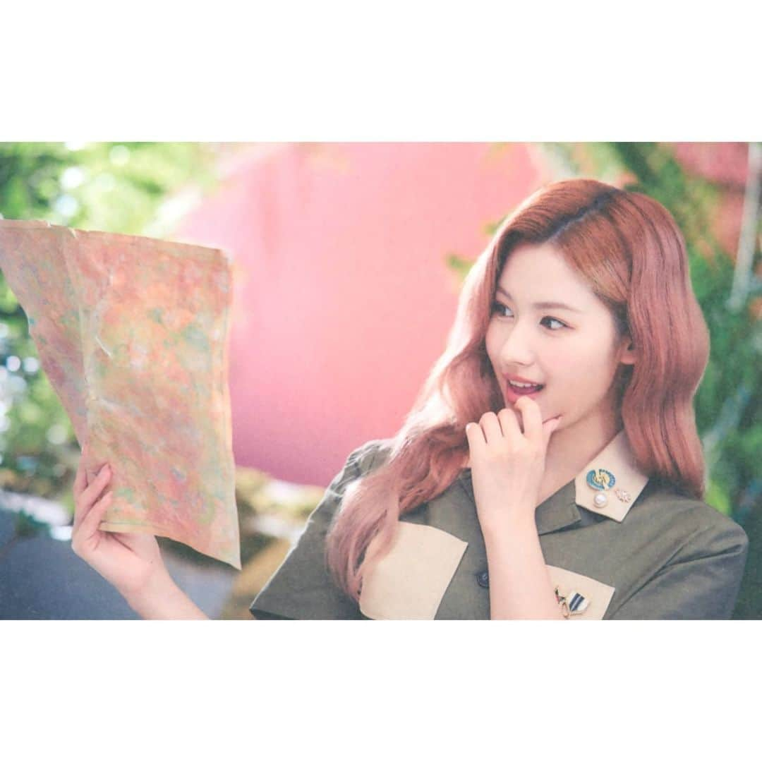 サナさんのインスタグラム写真 - (サナInstagram)「[SCAN] TWICE JAPAN SEASON’S GREETINGS 2022 "ONCE-WAY" . Cr. Njmsjmdct2 ーーーーーーーーーー Follow > @sana.twice.kr < . @twicetagram #TWICE#트와이스#ONCE#Sana#사나 #Nayeon#나연#Jeongyeon#정연#Momo#모모#Jihyo#지효#Mina#미나#Dahyun#다현#Chaeyoung#채영#Tzuyu#쯔위」1月6日 19時59分 - sana.twice.kr