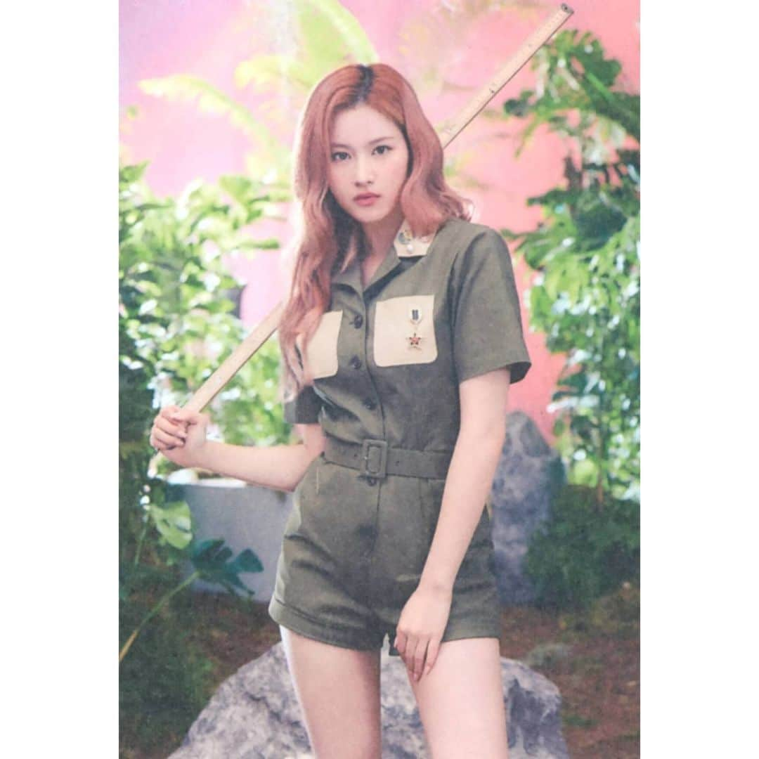 サナさんのインスタグラム写真 - (サナInstagram)「[SCAN] TWICE JAPAN SEASON’S GREETINGS 2022 "ONCE-WAY" . Cr. Njmsjmdct2 ーーーーーーーーーー Follow > @sana.twice.kr < . @twicetagram #TWICE#트와이스#ONCE#Sana#사나 #Nayeon#나연#Jeongyeon#정연#Momo#모모#Jihyo#지효#Mina#미나#Dahyun#다현#Chaeyoung#채영#Tzuyu#쯔위」1月6日 19時59分 - sana.twice.kr