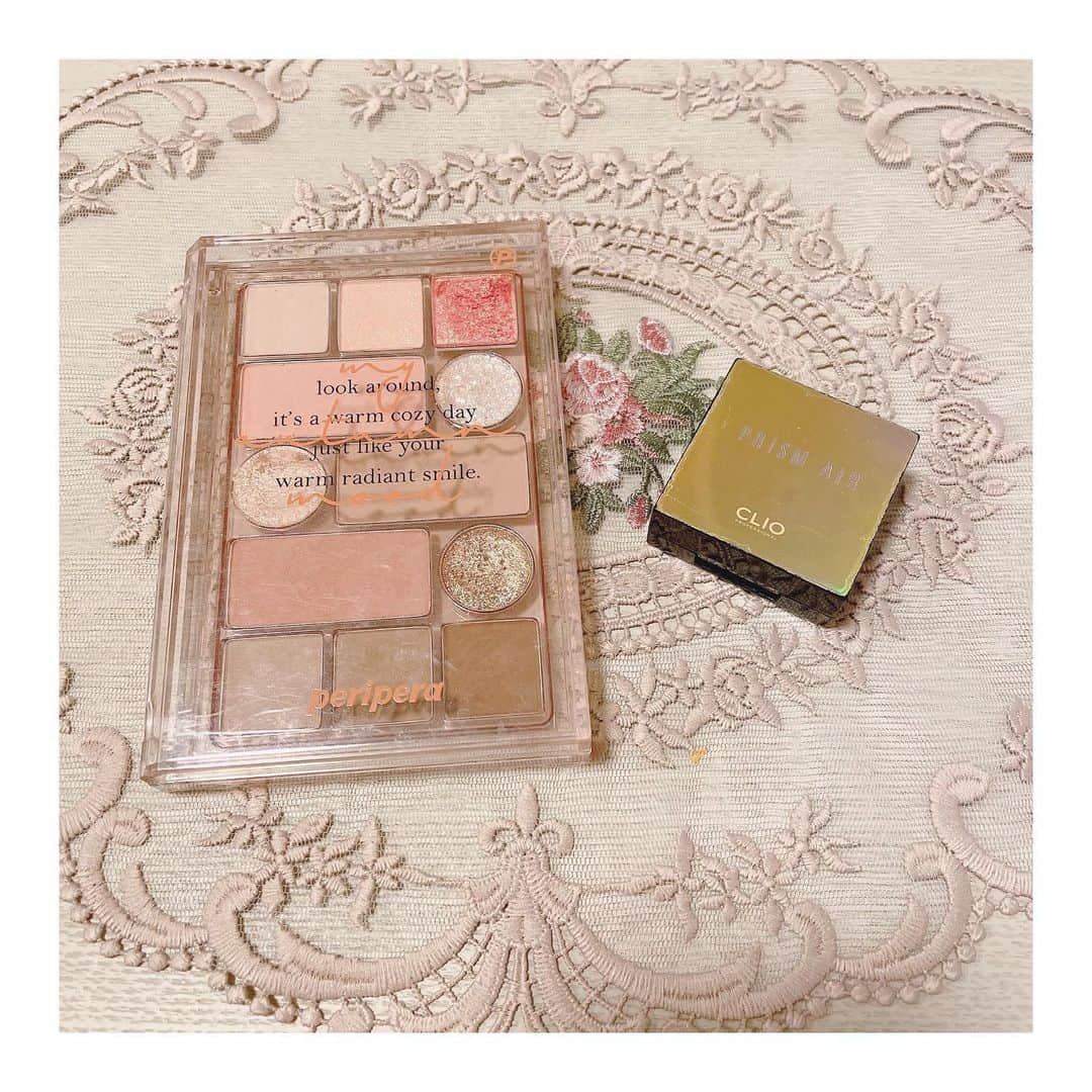 和氣あず未のインスタグラム：「🌸アイメイク(アイシャドウ)🌸 * * 🤍periperaパレット03🤍 Qoo10で購入したやつ！ 捨て色がないくらい全色可愛いくて使いやすいです〜！！ 1番下の左２つは、涙袋の影に使ってます！ * 🤍CLIO プリズムエアシャドウsparkling22🤍 これブラウンカラーではあるんだけど、 肌に乗せるとブルーとかパープルっぽいラメが入ってて、 黒目の上の瞼に軽く乗せるとめちゃめちゃ可愛くてお気に入りです！！ もちろん瞼全体に乗せるのもいいと思うけど！ ちょい乗せが可愛い気がする！！」