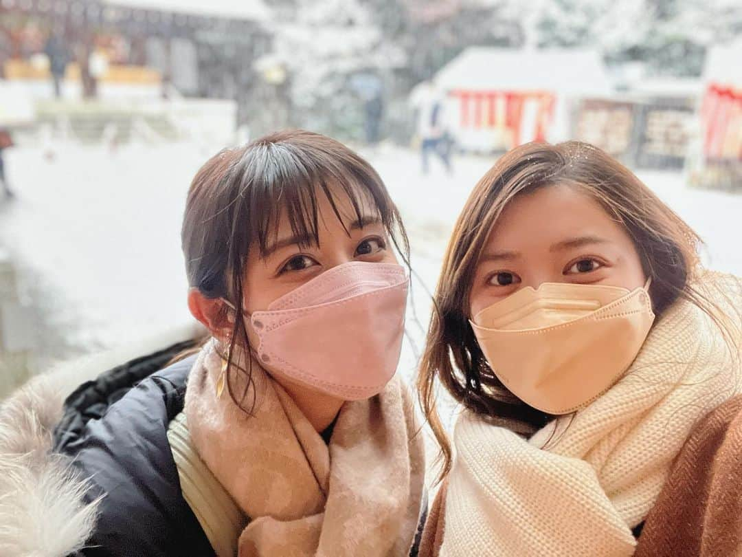 並木万里菜さんのインスタグラム写真 - (並木万里菜Instagram)「乃木神社で初詣⛩ 東京とは思えないほどの銀世界です。 　　 　 幻想的でした。 　 皆さん足元にはお気をつけて🙇🏻‍♂️✨ 今月二回目のちーちゃんでした。 @chiharu_saito_ex   #斎藤ちはる#並木万里菜#テレビ朝日アナウンサー#テレビ朝日#テレ朝#アナウンサー#乃木神社 #乃木坂#乃木神社⛩ #初詣#おみくじ」1月6日 20時19分 - marina_namiki