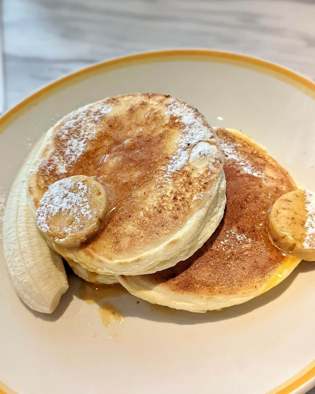 石井里奈さんのインスタグラム写真 - (石井里奈Instagram)「こんばんは💕 . 今日は大好きなパンケーキ🥞 先日お母さんが東京に来ていて、パンケーキを食べたい！のリクエストをいただき、 @billsjapan のパンケーキを食べに連れて行ってあげました💕 . 世界一の朝食とも言われる大人気店！特にこのバターミルクパンケーキが、絶品で1人でも食べに来るほど大好き💕🥰 . お母さんもすっごく喜んでくれて嬉しかった〜💕ヘルシーも大事ということでアボカドトーストも頼んだんだけどそれも美味しかったよ❤️✨ . 年末年始本当に食べ過ぎちゃったので運動と並行して、@dazzy_clinic でダイエット注射を処方してもらいました🙆‍♀️ 食欲を抑制したり血糖値を下げてくれる働きがあるみたい❣️ 今の時期ありがたいね✨ . 今日もお疲れ様でした❤️ . #りなまるグルメ #パンケーキ #パンケーキ巡り #bills #ビルズ #世界一の朝食 #pancakes #東京カフェ #銀座カフェ #銀座グルメ #カフェスタグラム #モーニング #朝食 #朝ごはん #正月太り #正月太り解消 #dazzyclinic #デイジークリニック #ダイエット #ダイエット注射 #食欲抑制 #美容 #diet #スイーツ女子 #スイーツ #母娘 #アボカド #アボカドトースト #オーストラリア #breakfast」1月6日 20時16分 - ri7tin1025