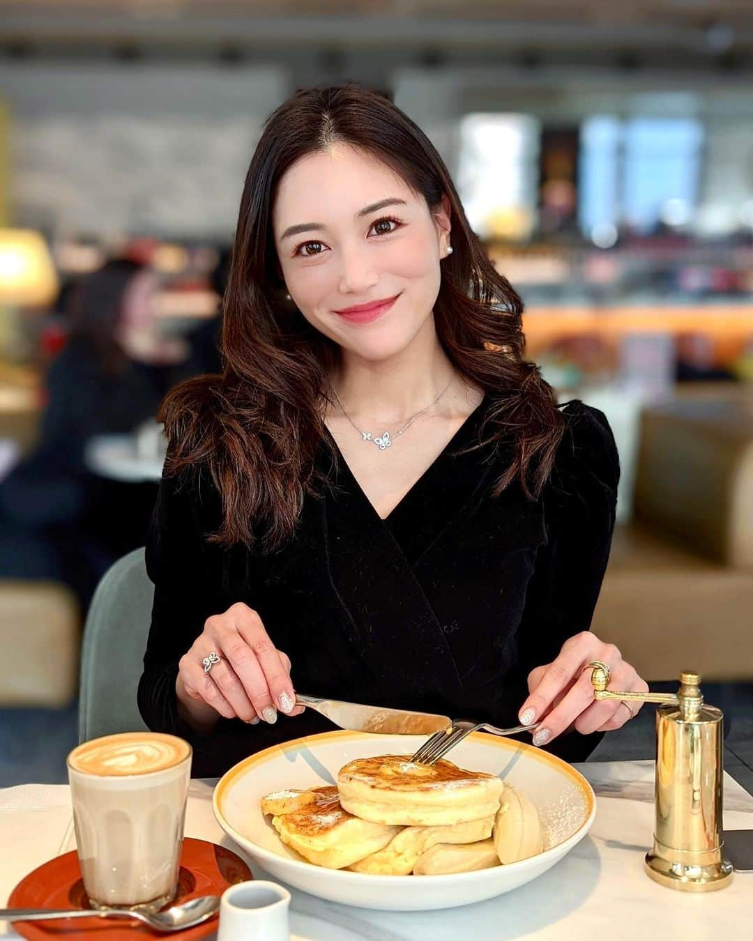 石井里奈さんのインスタグラム写真 - (石井里奈Instagram)「こんばんは💕 . 今日は大好きなパンケーキ🥞 先日お母さんが東京に来ていて、パンケーキを食べたい！のリクエストをいただき、 @billsjapan のパンケーキを食べに連れて行ってあげました💕 . 世界一の朝食とも言われる大人気店！特にこのバターミルクパンケーキが、絶品で1人でも食べに来るほど大好き💕🥰 . お母さんもすっごく喜んでくれて嬉しかった〜💕ヘルシーも大事ということでアボカドトーストも頼んだんだけどそれも美味しかったよ❤️✨ . 年末年始本当に食べ過ぎちゃったので運動と並行して、@dazzy_clinic でダイエット注射を処方してもらいました🙆‍♀️ 食欲を抑制したり血糖値を下げてくれる働きがあるみたい❣️ 今の時期ありがたいね✨ . 今日もお疲れ様でした❤️ . #りなまるグルメ #パンケーキ #パンケーキ巡り #bills #ビルズ #世界一の朝食 #pancakes #東京カフェ #銀座カフェ #銀座グルメ #カフェスタグラム #モーニング #朝食 #朝ごはん #正月太り #正月太り解消 #dazzyclinic #デイジークリニック #ダイエット #ダイエット注射 #食欲抑制 #美容 #diet #スイーツ女子 #スイーツ #母娘 #アボカド #アボカドトースト #オーストラリア #breakfast」1月6日 20時16分 - ri7tin1025