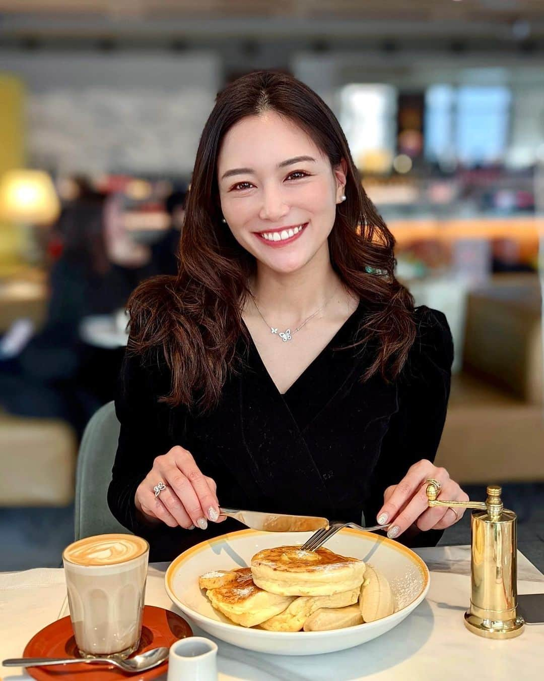 石井里奈さんのインスタグラム写真 - (石井里奈Instagram)「こんばんは💕 . 今日は大好きなパンケーキ🥞 先日お母さんが東京に来ていて、パンケーキを食べたい！のリクエストをいただき、 @billsjapan のパンケーキを食べに連れて行ってあげました💕 . 世界一の朝食とも言われる大人気店！特にこのバターミルクパンケーキが、絶品で1人でも食べに来るほど大好き💕🥰 . お母さんもすっごく喜んでくれて嬉しかった〜💕ヘルシーも大事ということでアボカドトーストも頼んだんだけどそれも美味しかったよ❤️✨ . 年末年始本当に食べ過ぎちゃったので運動と並行して、@dazzy_clinic でダイエット注射を処方してもらいました🙆‍♀️ 食欲を抑制したり血糖値を下げてくれる働きがあるみたい❣️ 今の時期ありがたいね✨ . 今日もお疲れ様でした❤️ . #りなまるグルメ #パンケーキ #パンケーキ巡り #bills #ビルズ #世界一の朝食 #pancakes #東京カフェ #銀座カフェ #銀座グルメ #カフェスタグラム #モーニング #朝食 #朝ごはん #正月太り #正月太り解消 #dazzyclinic #デイジークリニック #ダイエット #ダイエット注射 #食欲抑制 #美容 #diet #スイーツ女子 #スイーツ #母娘 #アボカド #アボカドトースト #オーストラリア #breakfast」1月6日 20時16分 - ri7tin1025