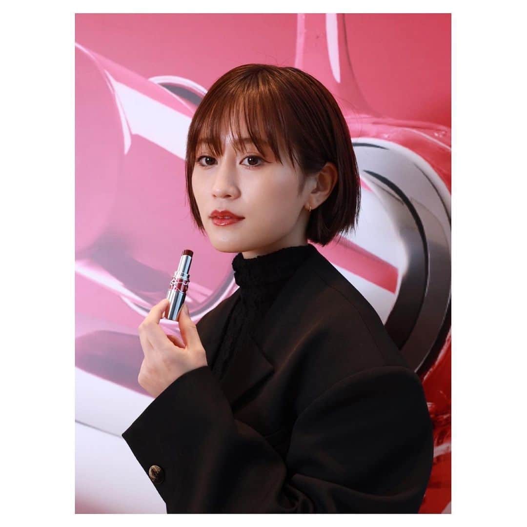 前田敦子のインスタグラム：「. YSL新作リップルージュ ヴォリュプテ キャンディグレーズつけた瞬間のじゅわっと＆とろりとした質感のシロップリップで本当感動します！この感動皆様味わってほしいです💄 保湿も完璧にできるし色が可愛すぎて、、 私はNo6 が大のお気に入りです写真でも付けてます🍒  キャンディコーティングもたのしませていただきました🍓 1月5日から公式オンライン ブティックで先行発売。 1月14日全国発売  #キャンディグレーズ」