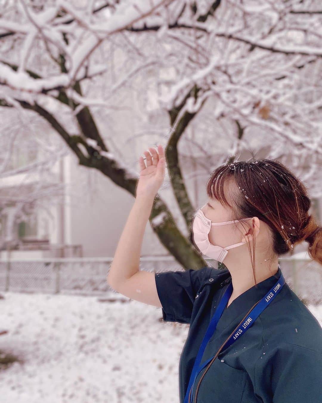新田ゆうさんのインスタグラム写真 - (新田ゆうInstagram)「うわー雪だ〜って走って外でたら、半袖だったの忘れてました☃️ww」1月6日 20時29分 - yuu_nitta1018
