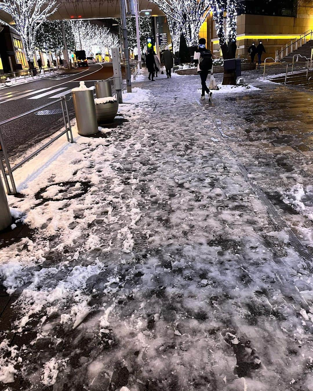 今村涼子さんのインスタグラム写真 - (今村涼子Instagram)「久々の想定外の大雪💦 あすはこの雪道が危険な道に。 凍ってツルツルになります。 車のスリップ事故、歩行中の転倒、 マジで心配です。 #東京大雪#雪道 #すってんころりん警報」1月6日 20時31分 - ryoko.imamu