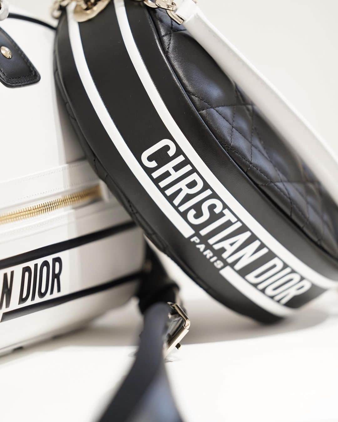 高垣麗子さんのインスタグラム写真 - (高垣麗子Instagram)「*  スポーツウェアの世界とディオールの伝統を融合させた新しいバッグのライン「DiorVibe」  遊び心を持って気軽に身につけていたいな、と思わせてくれたよ♡  * @Dior #DiorVibe  #Dior #InCollaborationWithDior」1月6日 20時32分 - reikotakagaki