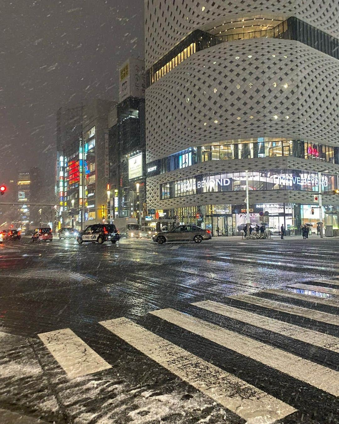 小嶋亜由美さんのインスタグラム写真 - (小嶋亜由美Instagram)「こんな雪の日に銀座にいるとは思わなかった❄️  ZARAも改装中で閉まってるし…  1時間、ただただ雪の銀座を散歩しただけ  収穫は銀座のUNIQLOで買った娘のダウンにその場で刺繍入れてもらえたこと✨   #雪の銀座   #銀座uniqlo   #uniqlo刺繍サービス」1月6日 20時33分 - koji_ayu