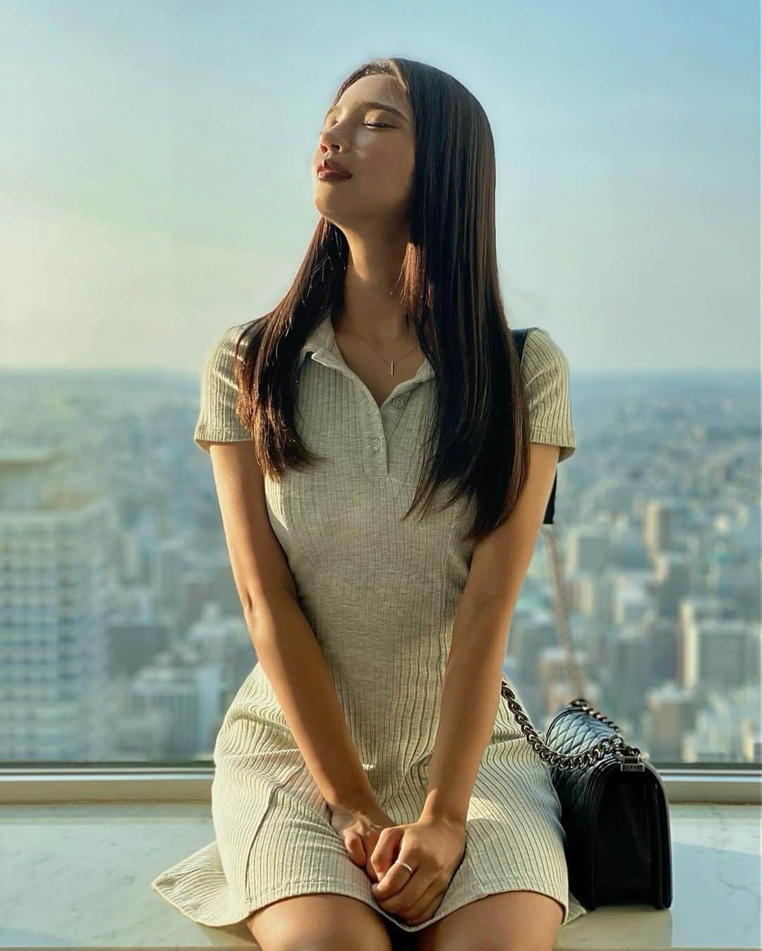 美月のインスタグラム：「上げ直しごめん😂！ 帰省から戻って、またここ札幌でお仕事頑張ります𓂃 𓈒𓏸  写真のここは札駅のT'CAFE☕ 少し穴場？なカフェで、私は去年の誕生日に発見したんだ∼✿ 札幌の景色を眺めながらゆっくりできる素敵な場所でお気に入り！   あと！ EXIT とタカトシが札幌の魅力を発信する 「対決!札幌王」のスタンプラリーが始まってて、札駅も含まれてるの◎ 12月1日~2月20日まで、札幌市内 20 か所に設置されているパネルを 5 か所めぐると素敵な景品が GET できるらしいよ✿ 詳細は「札幌王」を検索して公式サイトをご覧ください🙌🏻 私は札駅のスタンプラリーに行った☻！  札幌駅は北海道内で1番乗降の多い駅で、土産店や飲食店、駅弁の売店とかも揃ってるから、観光できた人は是非色々見てみてね♡  #PR #札幌王 #EXIT #タカトシ #スタンプラリー #クーポン #札幌観光 #ようこそさっぽろ」