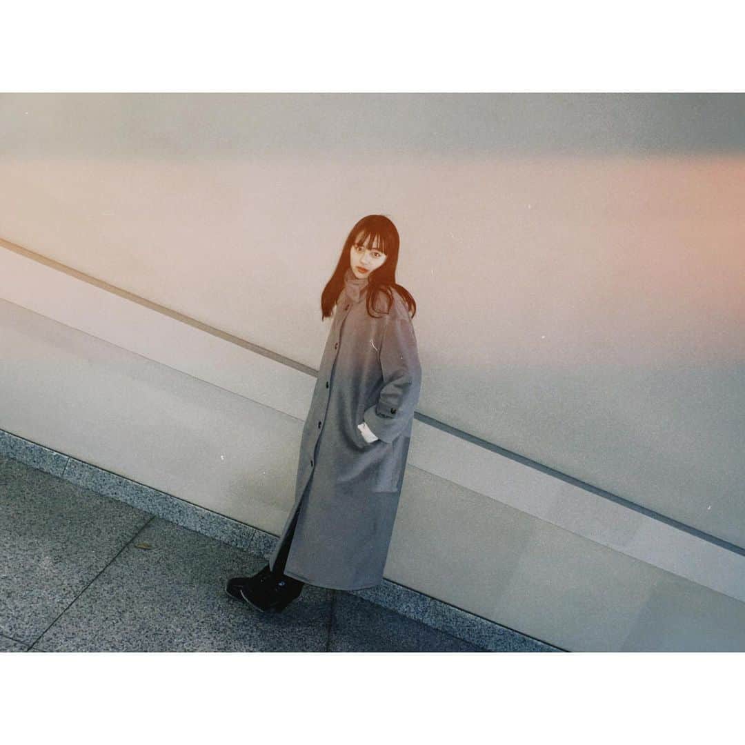 上坂樹里さんのインスタグラム写真 - (上坂樹里Instagram)「お姉ちゃん目線の私。✌🏻  この日は江野沢さんのブランドのコートを着て初詣に☺︎ とにかく可愛すぎる。。  首元のデザイン、あったかいし最高です🥲  素敵なコートありがとうございます！！  #初詣 #屋台の焼きそばとたこやきが絶品でした #一応専属カメラマンな姉です」1月6日 20時46分 - juri_kosaka