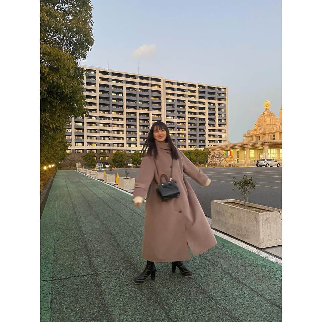 上坂樹里さんのインスタグラム写真 - (上坂樹里Instagram)「お姉ちゃん目線の私。✌🏻  この日は江野沢さんのブランドのコートを着て初詣に☺︎ とにかく可愛すぎる。。  首元のデザイン、あったかいし最高です🥲  素敵なコートありがとうございます！！  #初詣 #屋台の焼きそばとたこやきが絶品でした #一応専属カメラマンな姉です」1月6日 20時46分 - juri_kosaka