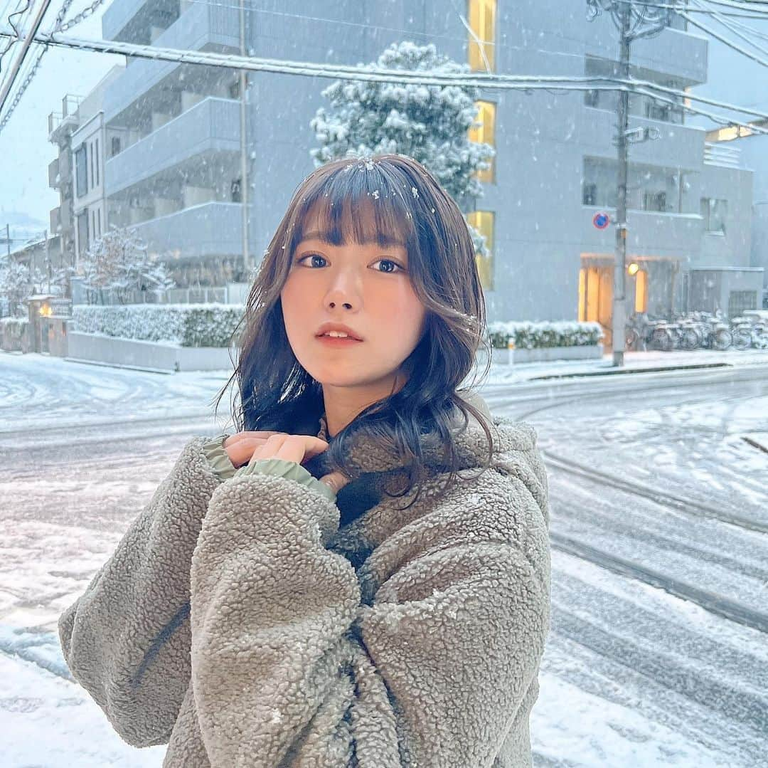 山内鈴蘭さんのインスタグラム写真 - (山内鈴蘭Instagram)「雪さん降ってたね☃️ 雨は傘さすのに雪は傘ささないの何でだろう？☺️❄️ ． みんな転んだりしてない！？ 私は滑って尻餅つきましたしっかり。笑 ． 雪だるま作った人いるのかな🥺☃️💖 ． ． @ryota_navile さん 年始一発目に可愛いカラーとツヤツヤにしてくれてありがとう🤤🤤🤤 今年もよろしくお願いします！ ． ． #雪 #初雪 #美容室 #原宿 #navile #KITH #パーカー #トレーナー #寒かった #ヒートテック #ないと無理 #ootd #もこもこ #原宿美容室」1月6日 20時51分 - xxsuzuranxx