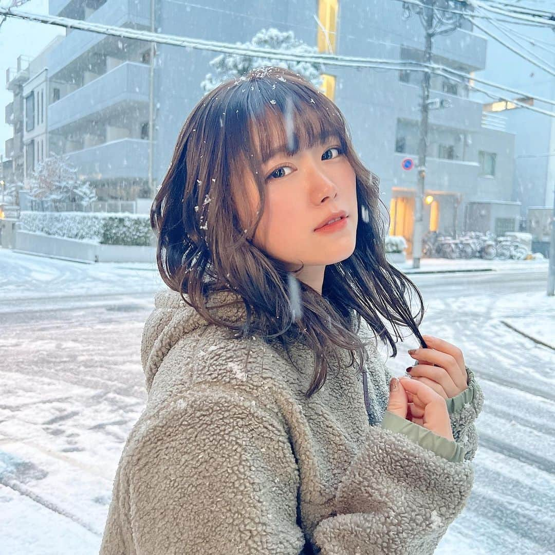 山内鈴蘭さんのインスタグラム写真 - (山内鈴蘭Instagram)「雪さん降ってたね☃️ 雨は傘さすのに雪は傘ささないの何でだろう？☺️❄️ ． みんな転んだりしてない！？ 私は滑って尻餅つきましたしっかり。笑 ． 雪だるま作った人いるのかな🥺☃️💖 ． ． @ryota_navile さん 年始一発目に可愛いカラーとツヤツヤにしてくれてありがとう🤤🤤🤤 今年もよろしくお願いします！ ． ． #雪 #初雪 #美容室 #原宿 #navile #KITH #パーカー #トレーナー #寒かった #ヒートテック #ないと無理 #ootd #もこもこ #原宿美容室」1月6日 20時51分 - xxsuzuranxx