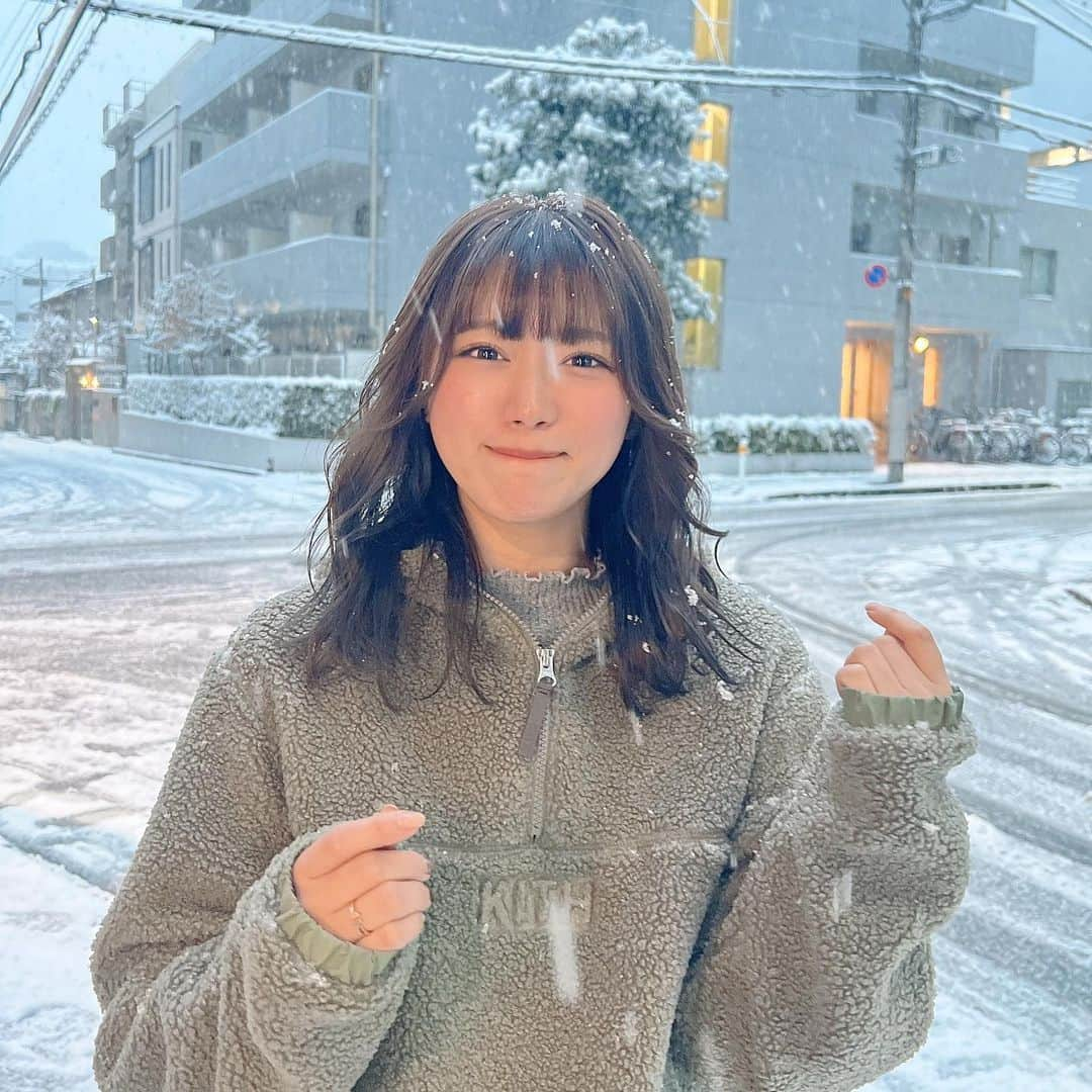 山内鈴蘭さんのインスタグラム写真 - (山内鈴蘭Instagram)「雪さん降ってたね☃️ 雨は傘さすのに雪は傘ささないの何でだろう？☺️❄️ ． みんな転んだりしてない！？ 私は滑って尻餅つきましたしっかり。笑 ． 雪だるま作った人いるのかな🥺☃️💖 ． ． @ryota_navile さん 年始一発目に可愛いカラーとツヤツヤにしてくれてありがとう🤤🤤🤤 今年もよろしくお願いします！ ． ． #雪 #初雪 #美容室 #原宿 #navile #KITH #パーカー #トレーナー #寒かった #ヒートテック #ないと無理 #ootd #もこもこ #原宿美容室」1月6日 20時51分 - xxsuzuranxx