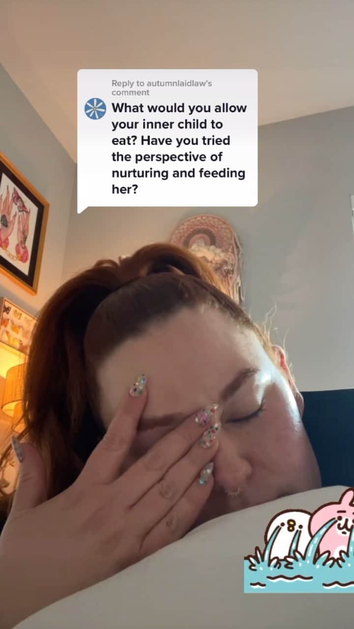 テス・ホリデーのインスタグラム：「It’s so easy to say things like, “I’m working on being kinder to myself” but what does that actually mean? How do we actually do it? This question to me hit me like a ton of bricks & if I can’t be nice to myself today, maybe I can be kind to my inner child. If you’re struggling with food/disordered eating/body image, especially during this peak season for diet culture 💩, you are not alone. We don’t have to be perfect all the time, so whatever tools help you be kinder to yourself, more loving, just use ‘em angel!💞 If you can, show yourself some love & feed your body today💗」