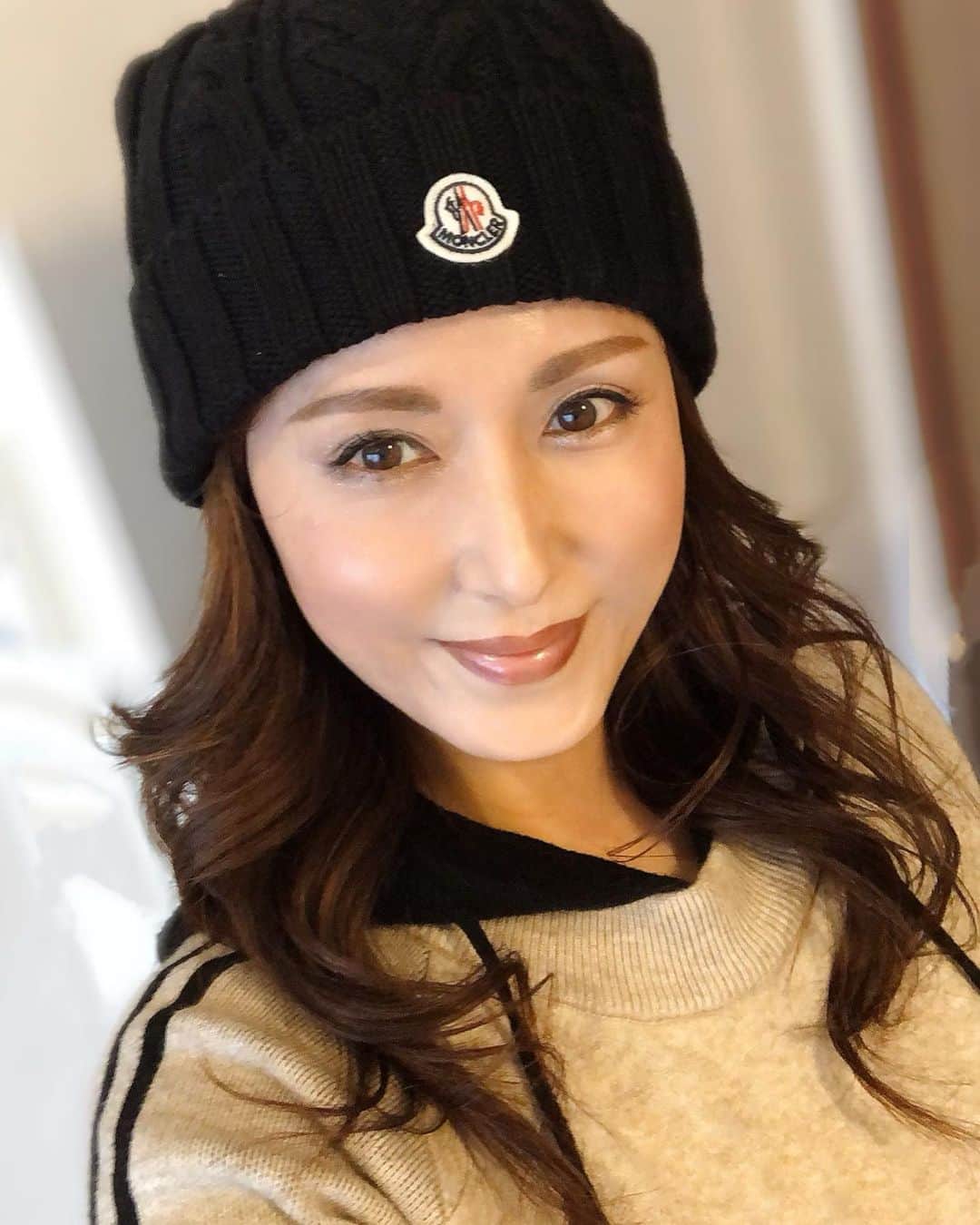 Yuuさんのインスタグラム写真 - (YuuInstagram)「♡  2022年1月7日(金)  おはようございます❄️  冬本番の1日 大雪の地域の皆様は 怪我のないように お過ごし下さいね❄️  今日も健やかで笑顔の1日となりますように❤️  🦋悠々凜々🦋  #モンクレール #ニット帽   #笑顔が一番 #今日1日を大切に　 #毎日ブログ #継続は力なり  #アラフォー　#アラフィフ　 #オトナ女子　  #selfie #keepgoing  #love #happy #followme  #enjoy #🦋#笑顔  #大人女子 #美活　#ポートレート #セルフィー　　 #smile #enjoythemoment  いつも沢山の👍いいね📝&コメント 本当にありがとうございます  とても癒されてます💓」1月7日 7時31分 - yuu_yuu_rin_rin