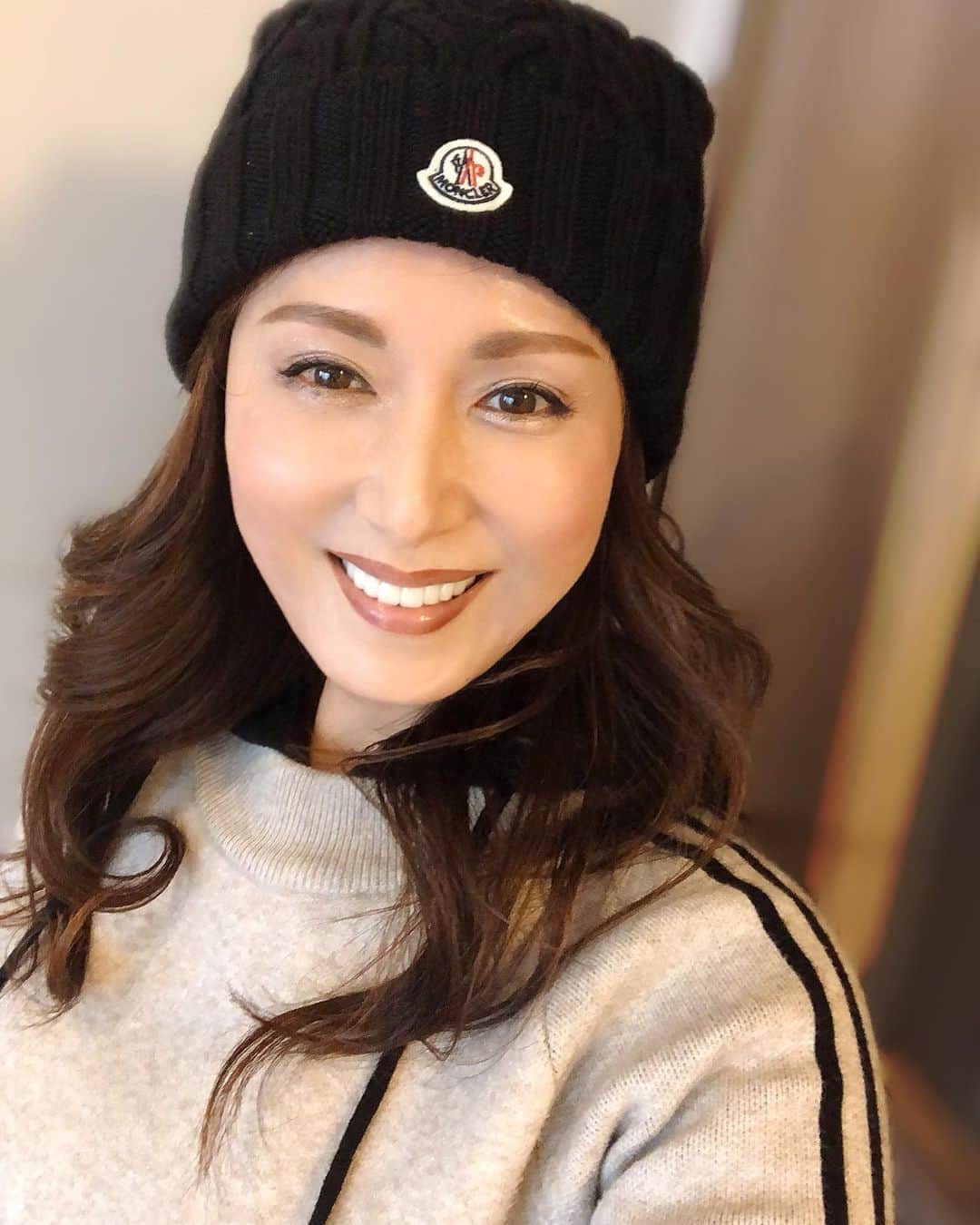 Yuuさんのインスタグラム写真 - (YuuInstagram)「♡  2022年1月7日(金)  おはようございます❄️  冬本番の1日 大雪の地域の皆様は 怪我のないように お過ごし下さいね❄️  今日も健やかで笑顔の1日となりますように❤️  🦋悠々凜々🦋  #モンクレール #ニット帽   #笑顔が一番 #今日1日を大切に　 #毎日ブログ #継続は力なり  #アラフォー　#アラフィフ　 #オトナ女子　  #selfie #keepgoing  #love #happy #followme  #enjoy #🦋#笑顔  #大人女子 #美活　#ポートレート #セルフィー　　 #smile #enjoythemoment  いつも沢山の👍いいね📝&コメント 本当にありがとうございます  とても癒されてます💓」1月7日 7時31分 - yuu_yuu_rin_rin