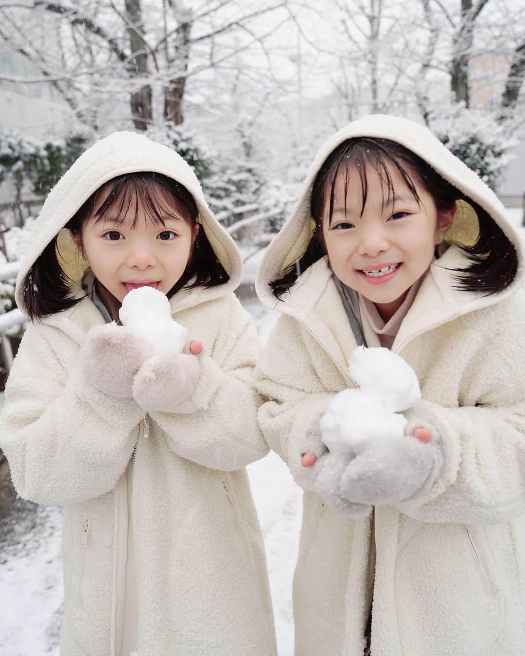Yukiさんのインスタグラム写真 - (YukiInstagram)「雪❄️が降ってくれて親子で大喜び☺️💕  積もってくれて念願の雪だるま⛄️も作れたー💓  私が素手でささっと☃️を作ったら、 ママはさすが北国出身だねー😉💓と言われ、 巨大雪だるまを作ってた長女ほ手伝いをしたら☃️を作る早さに驚かれたw  雪遊びってやっぱり楽しいー☺️✨ 楽しい冬の思い出がまた一つ増えてよかった♡♡  一段と冷え込みますが、温かくして過ごしたいですねー😌🧤🧣✨」1月6日 22時42分 - yukikuu96