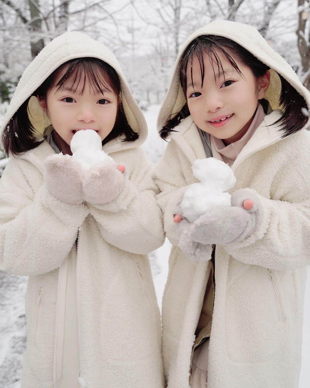 Yukiさんのインスタグラム写真 - (YukiInstagram)「雪❄️が降ってくれて親子で大喜び☺️💕  積もってくれて念願の雪だるま⛄️も作れたー💓  私が素手でささっと☃️を作ったら、 ママはさすが北国出身だねー😉💓と言われ、 巨大雪だるまを作ってた長女ほ手伝いをしたら☃️を作る早さに驚かれたw  雪遊びってやっぱり楽しいー☺️✨ 楽しい冬の思い出がまた一つ増えてよかった♡♡  一段と冷え込みますが、温かくして過ごしたいですねー😌🧤🧣✨」1月6日 22時42分 - yukikuu96