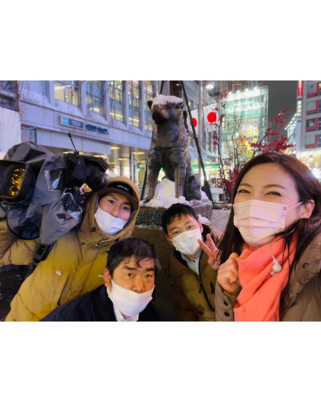 小澤陽子さんのインスタグラム写真 - (小澤陽子Instagram)「𝚊𝚝 𝚠𝚘𝚛𝚔☻  今日の Live News イット！では、 今夜はじまった木10ドラマ『ゴシップ』から、 主演の黒木華さんにお話を伺い、 そのあと渋谷へ向かい、雪取材へ…🏃🏼‍♀️🎤❄️  外で８時間、雪の中☃️取材＆中継をしていたので、 みんなで頭から〜爪先まで、びしょ濡れ…🥶💦 長野・秋田出身のクルーも驚く程、想像以上の降雪でした。  辛い現場こそ、ディレクターや技術チームとも チームワークが生まれ、写真を撮りたくなります…😂🌸 やり切った！！！寒い中がんばったよ！！ そう自分たちを褒めたくなった今年初の現場取材日で、 帰宅後のお風呂が天国でした。。🛁♨️  渋谷には、大雪✖︎ハチ公という珍しい光景に、 写真を撮る多くの人の姿がありました。(しかも🍁)  ただ、交通の影響などもありましたし、 脚元は滑りやすくなっていたので心配です😢 みなさん、大丈夫でしたか、、？？  この後も、明日の朝も、 路面の凍結の恐れなどありますので 雪に慣れていない、私を含めた皆様…！ 移動・運転の際は気を付けましょう😣😶‍🌫️😤 風邪も引かないように！！  #イット！ #ハチ公 #渋谷 #現場取材🏃🏼‍♀️🎤 #フィールドキャスター みなさんにも、ちょっと珍しいハチ公の姿をシェア🐕❄️」1月6日 22時43分 - yoko.ozawa729