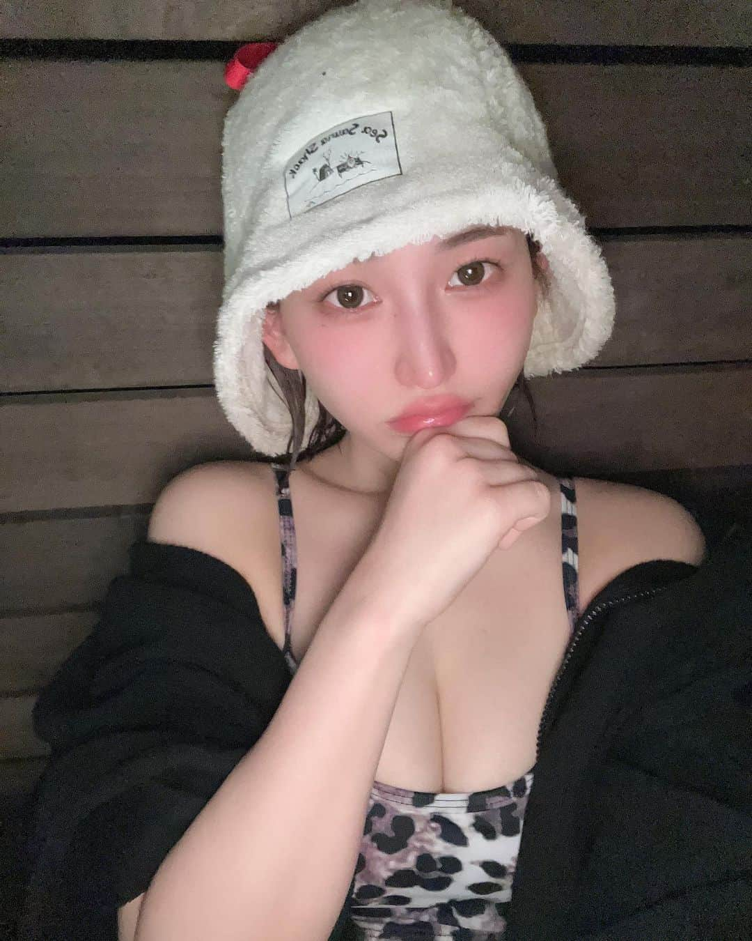 月城まゆさんのインスタグラム写真 - (月城まゆInstagram)「２回目の @sea.sauna.shack に行ってきた♨️ 整いの森になりました🧖🏻‍♀️🧖🏻‍♀️🧖🏻‍♀️ 星がたくさんみえて癒された〜☪️✨ 可愛すぎるサウナハットゲットしたから今年もサ活はかどりそう🐙 #サウナ #館山 #sauna #サウナー #saunner #整い #サ活 #サウナハット」1月6日 22時49分 - xo_mayu_xo