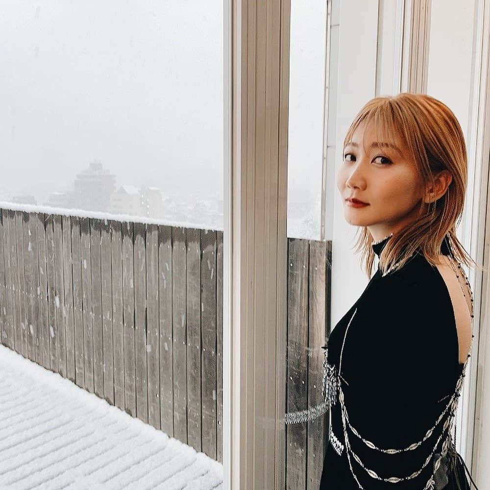 Saoriさんのインスタグラム写真 - (SaoriInstagram)「1枚目　「雪だー！やったー！」 2枚目　「いつまで降るかね〜」 3枚目　「これ……雪の中で撮影するって言われそう……」  今日は撮影と取材。背中寒かったあ。」1月6日 22時49分 - saori_fujisaki